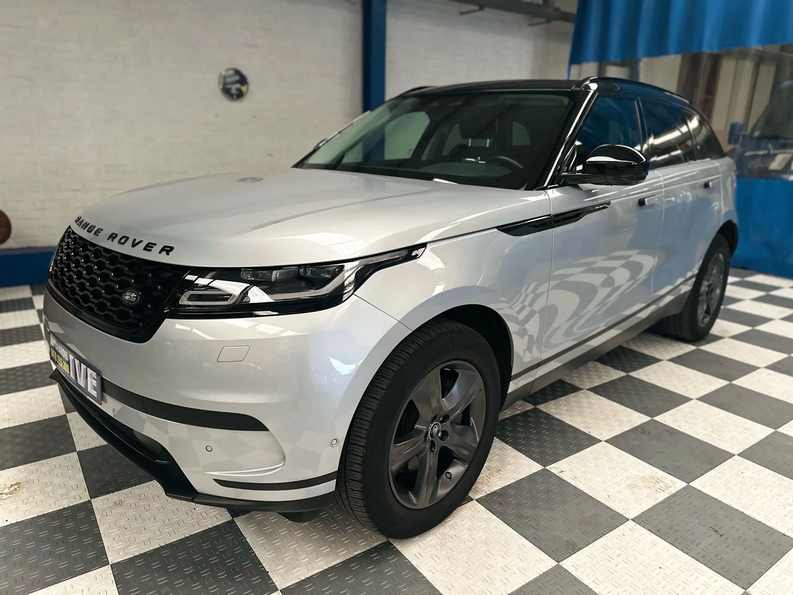 Land Rover - Range Rover Velar