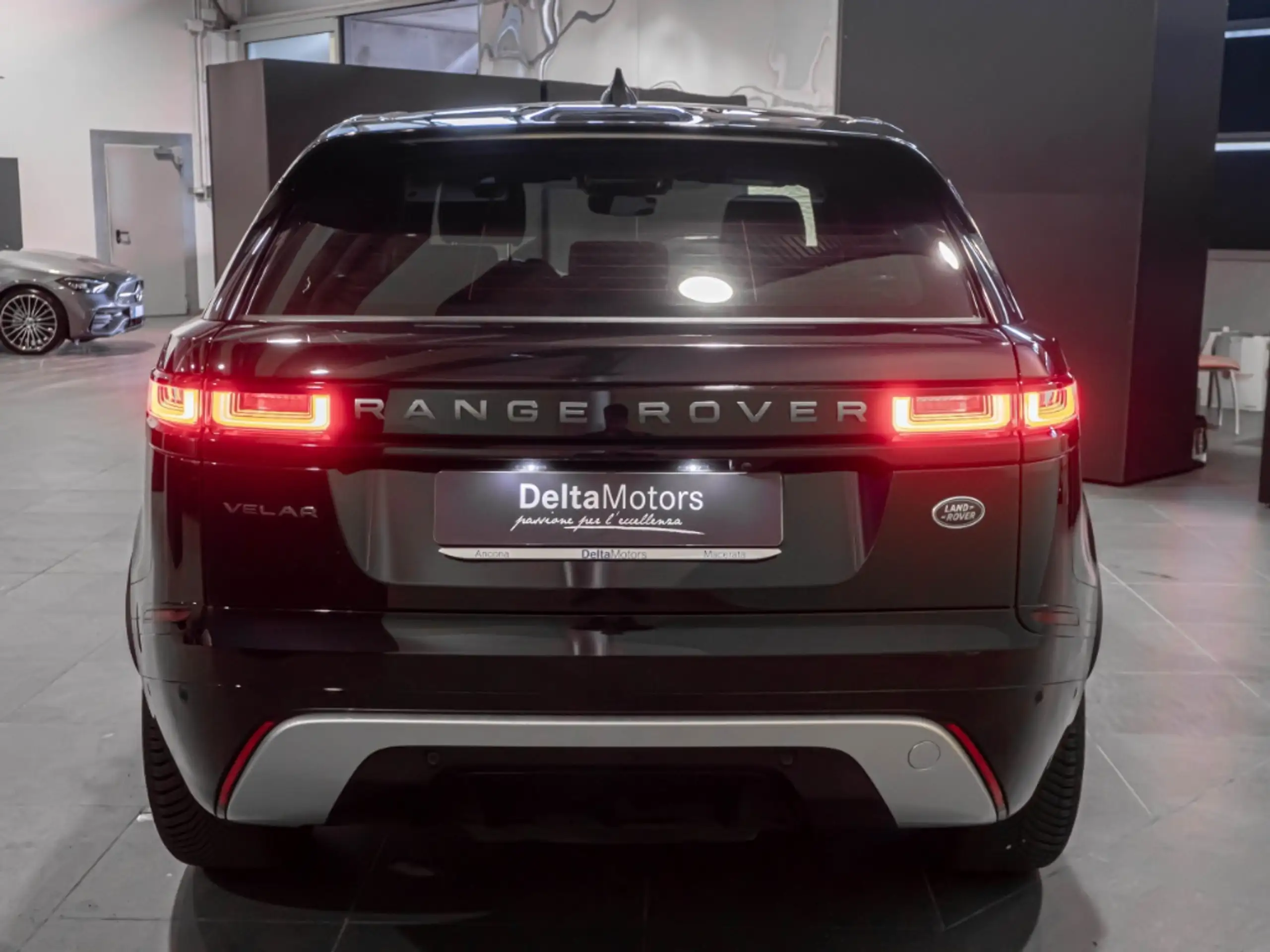 Land Rover - Range Rover Velar