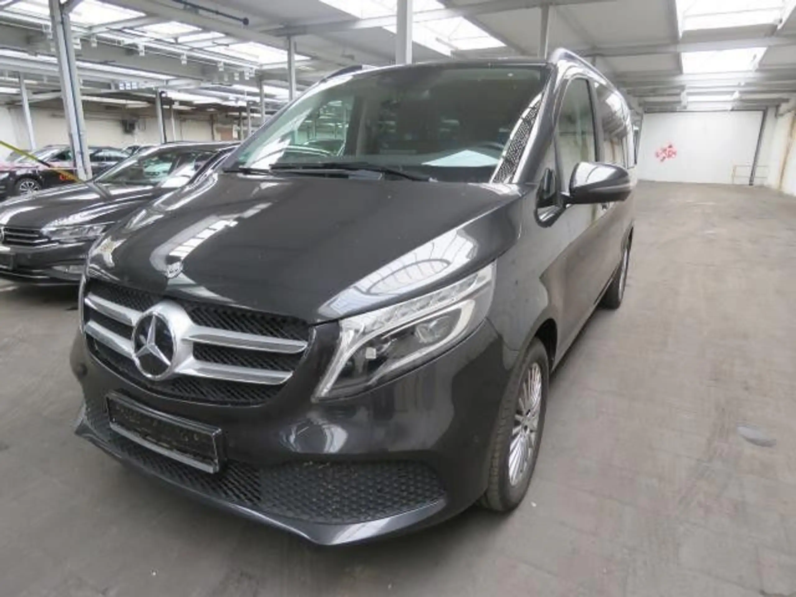 Mercedes-Benz - V 250