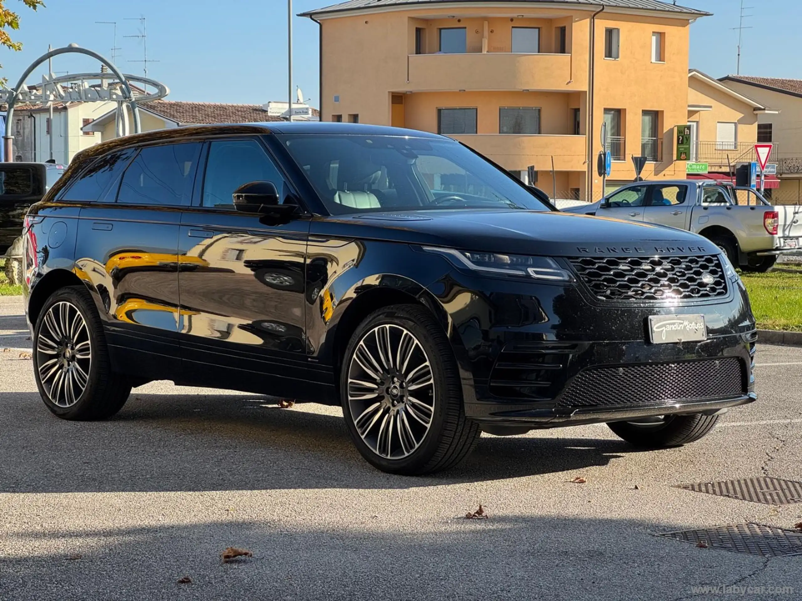 Land Rover - Range Rover Velar