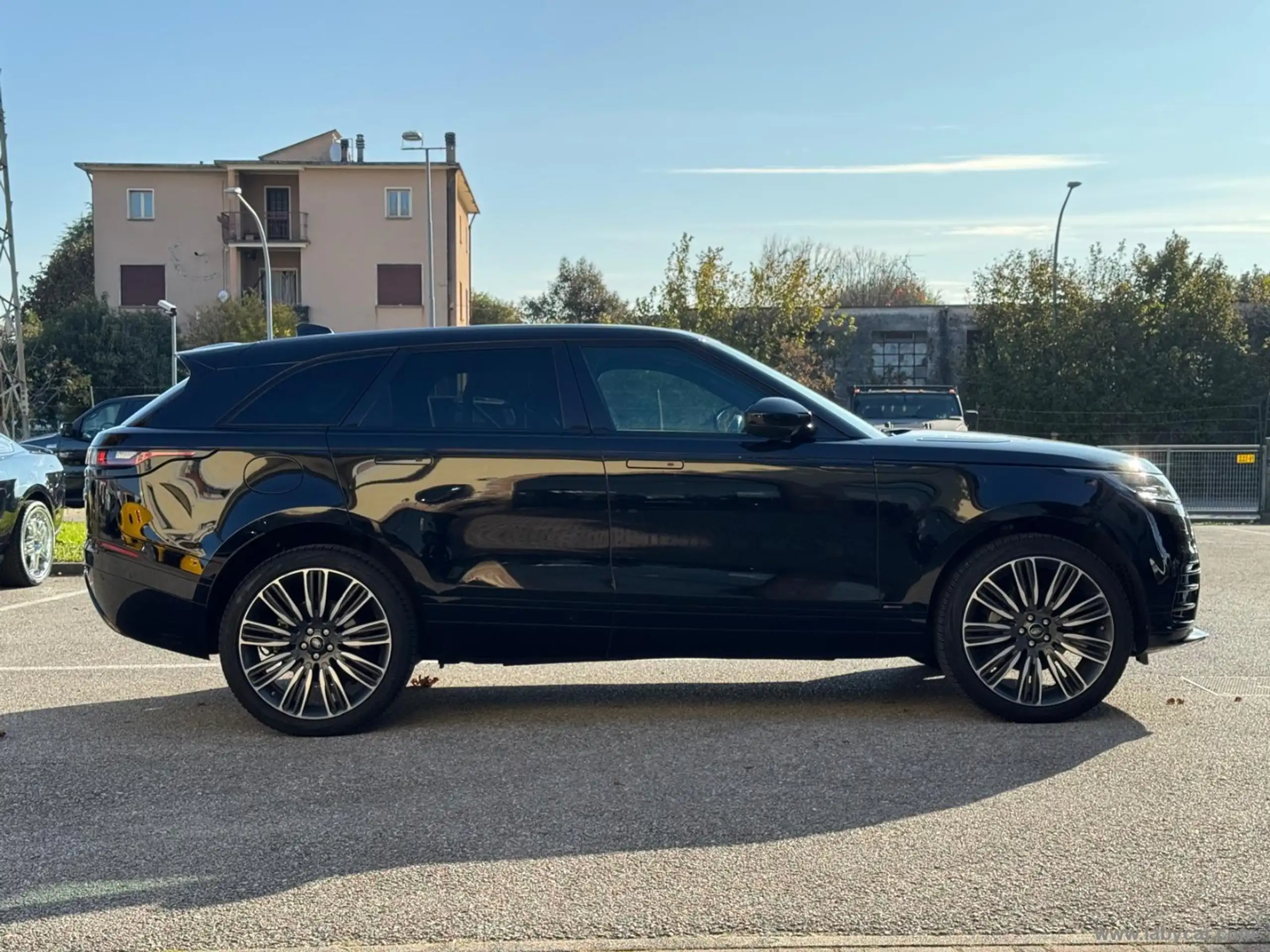 Land Rover - Range Rover Velar