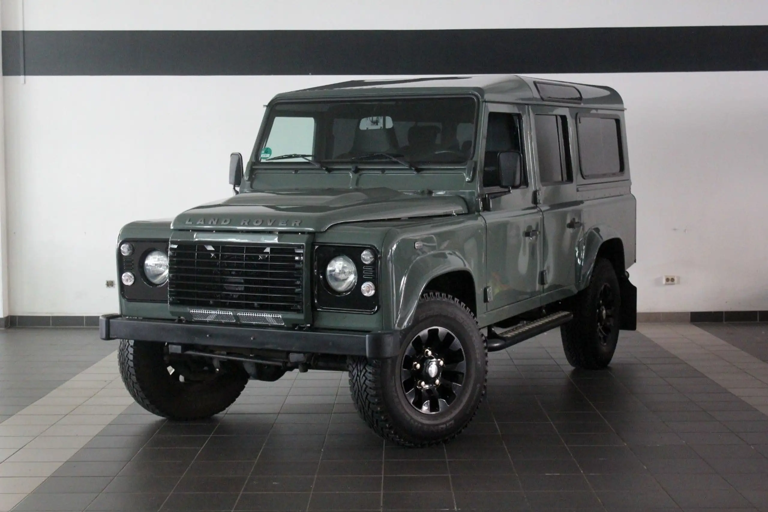 Land Rover - Defender