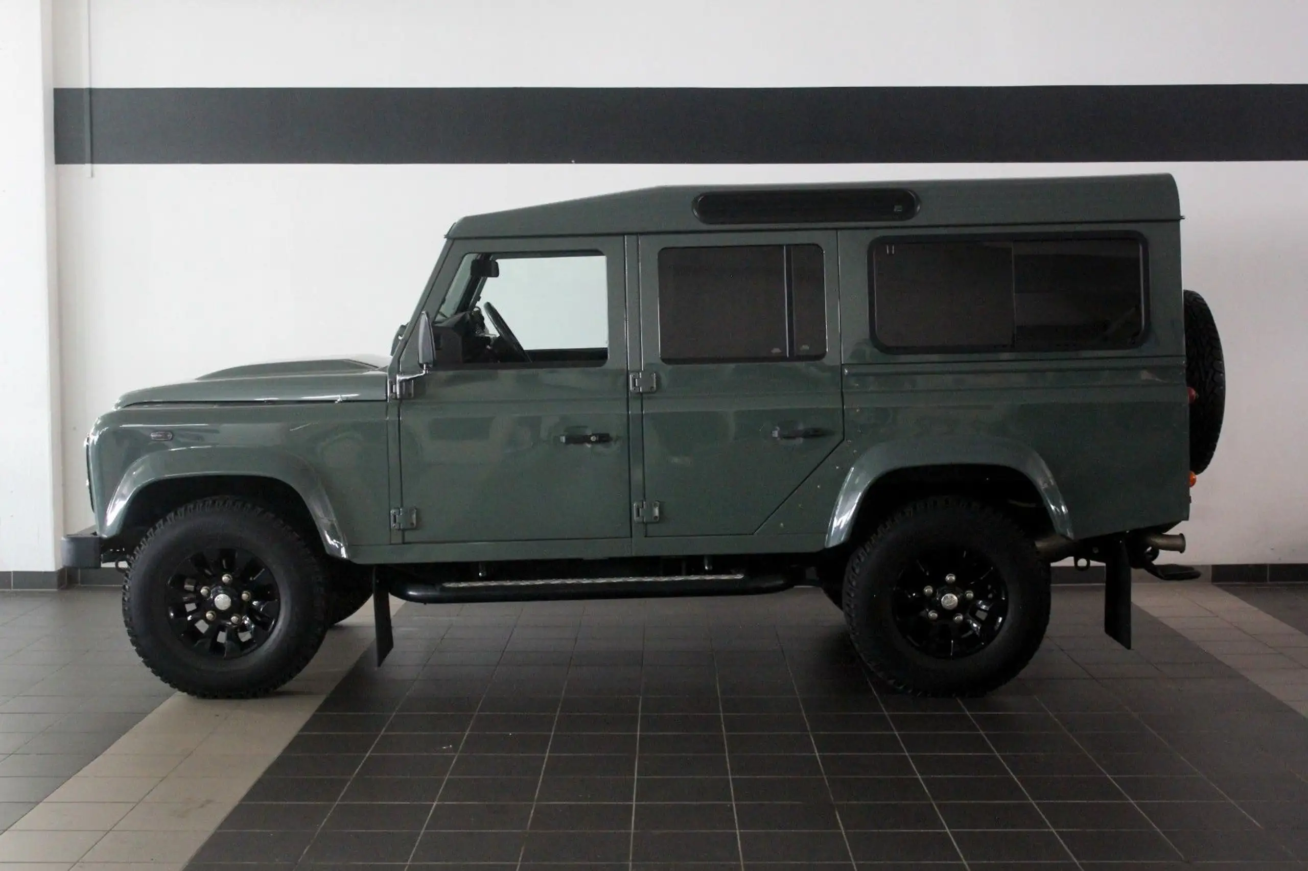 Land Rover - Defender