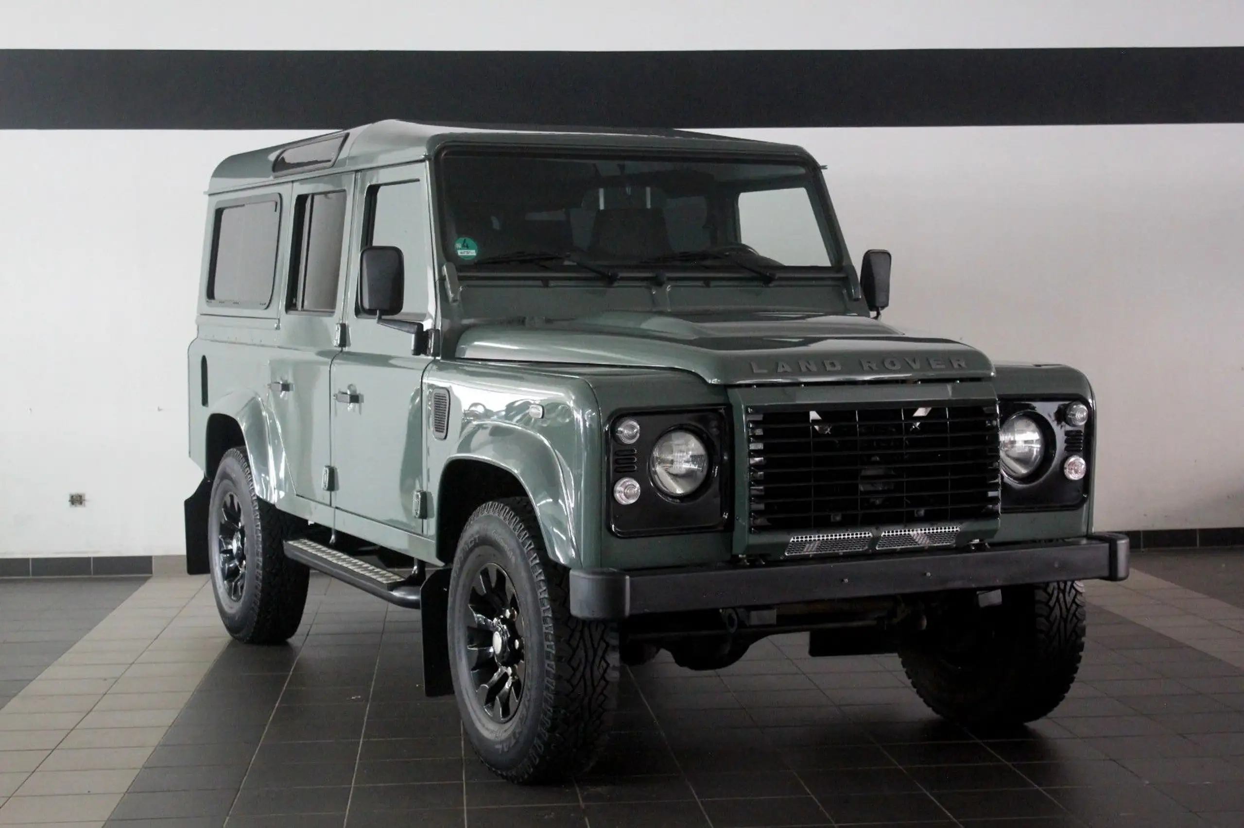 Land Rover - Defender