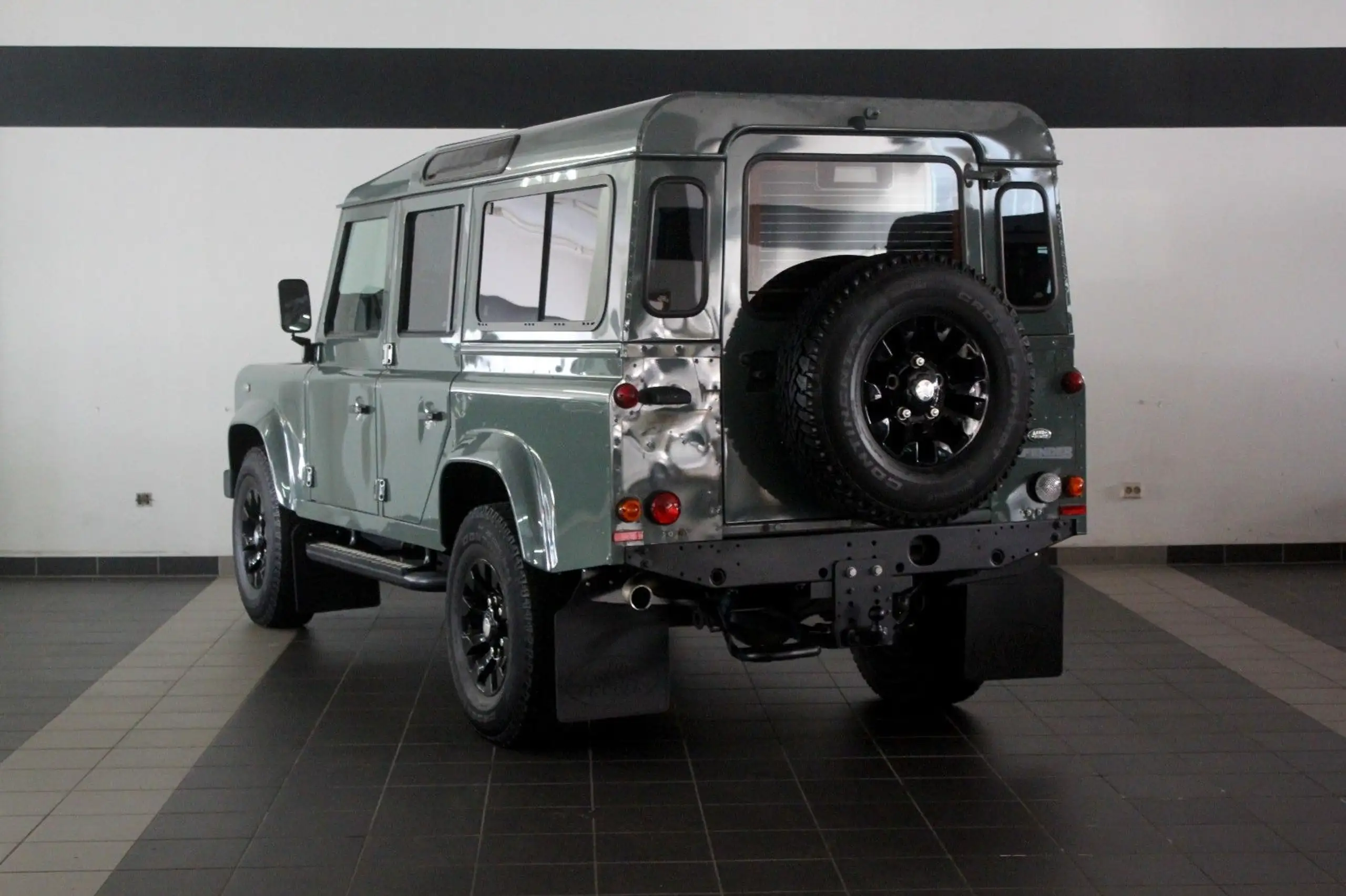 Land Rover - Defender