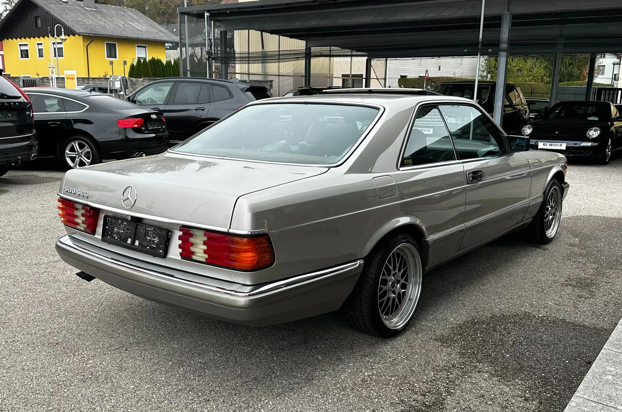 Mercedes-Benz - 560