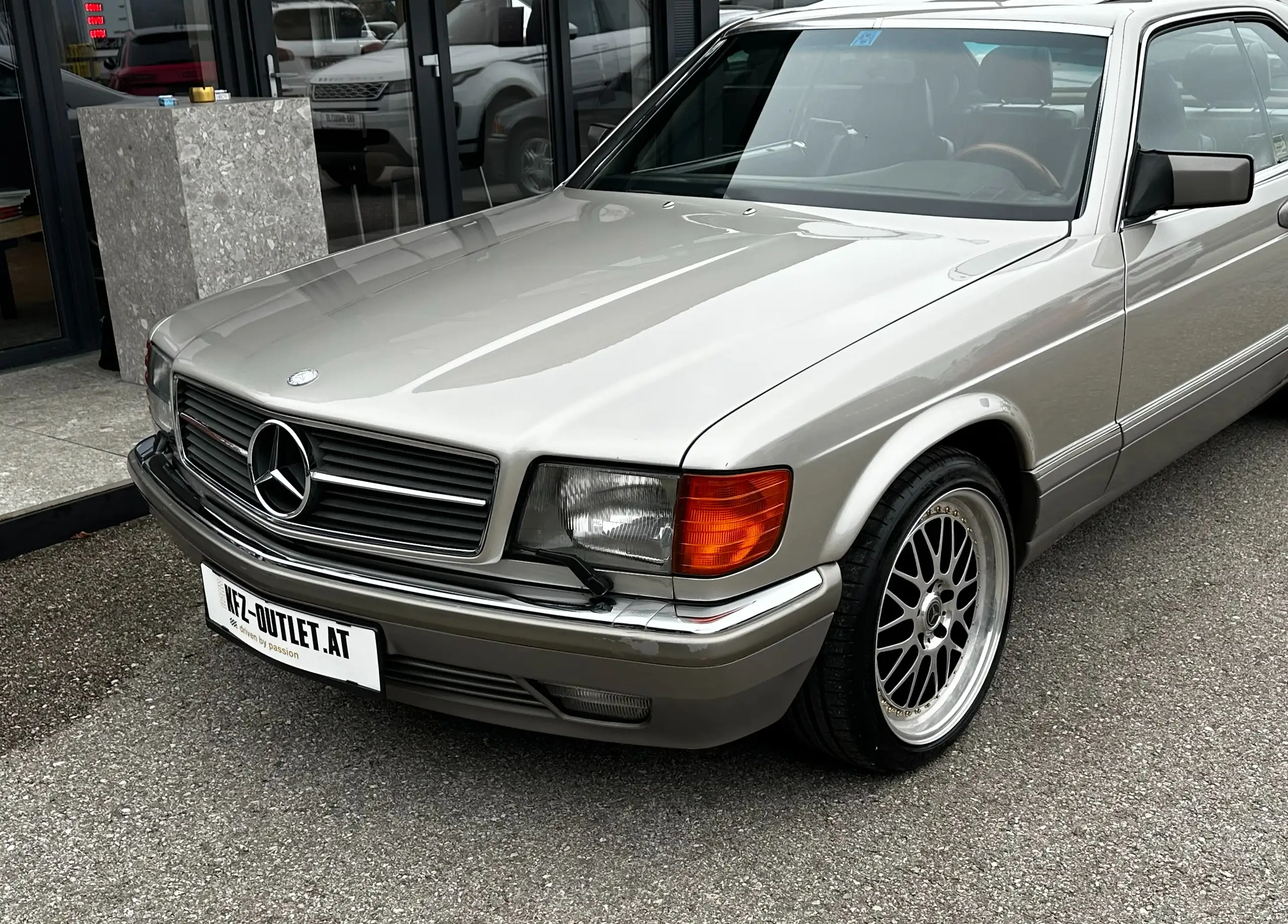 Mercedes-Benz - 560