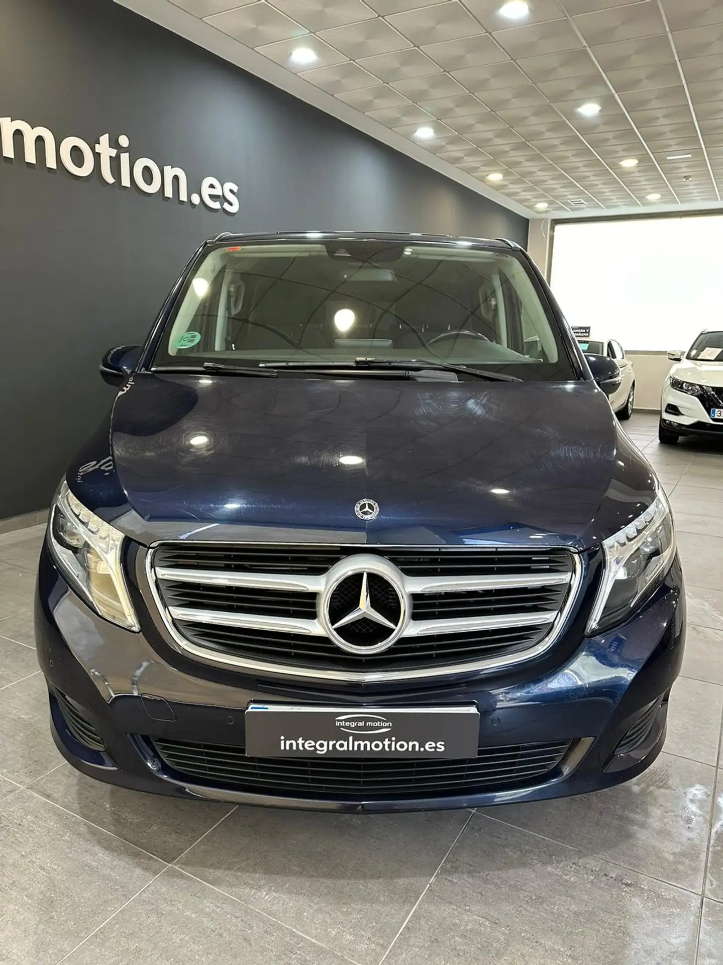 Mercedes-Benz - V 220