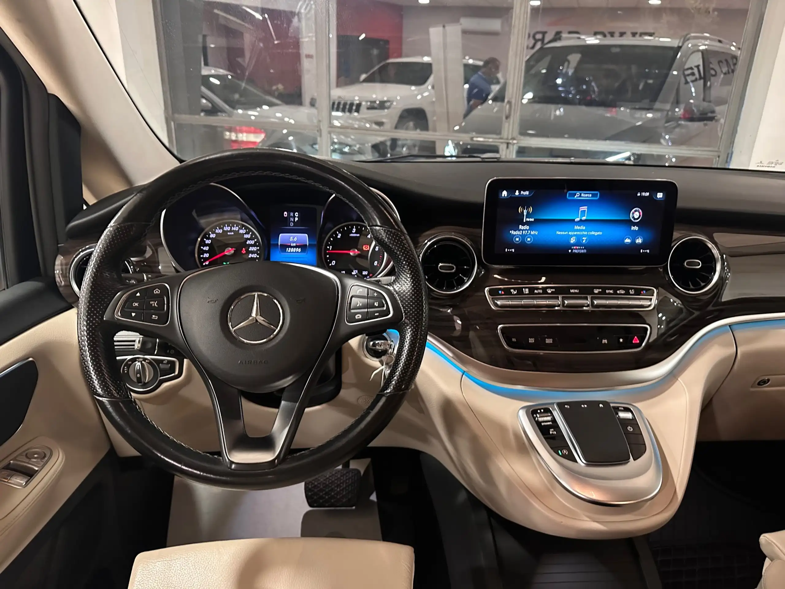 Mercedes-Benz - V 220