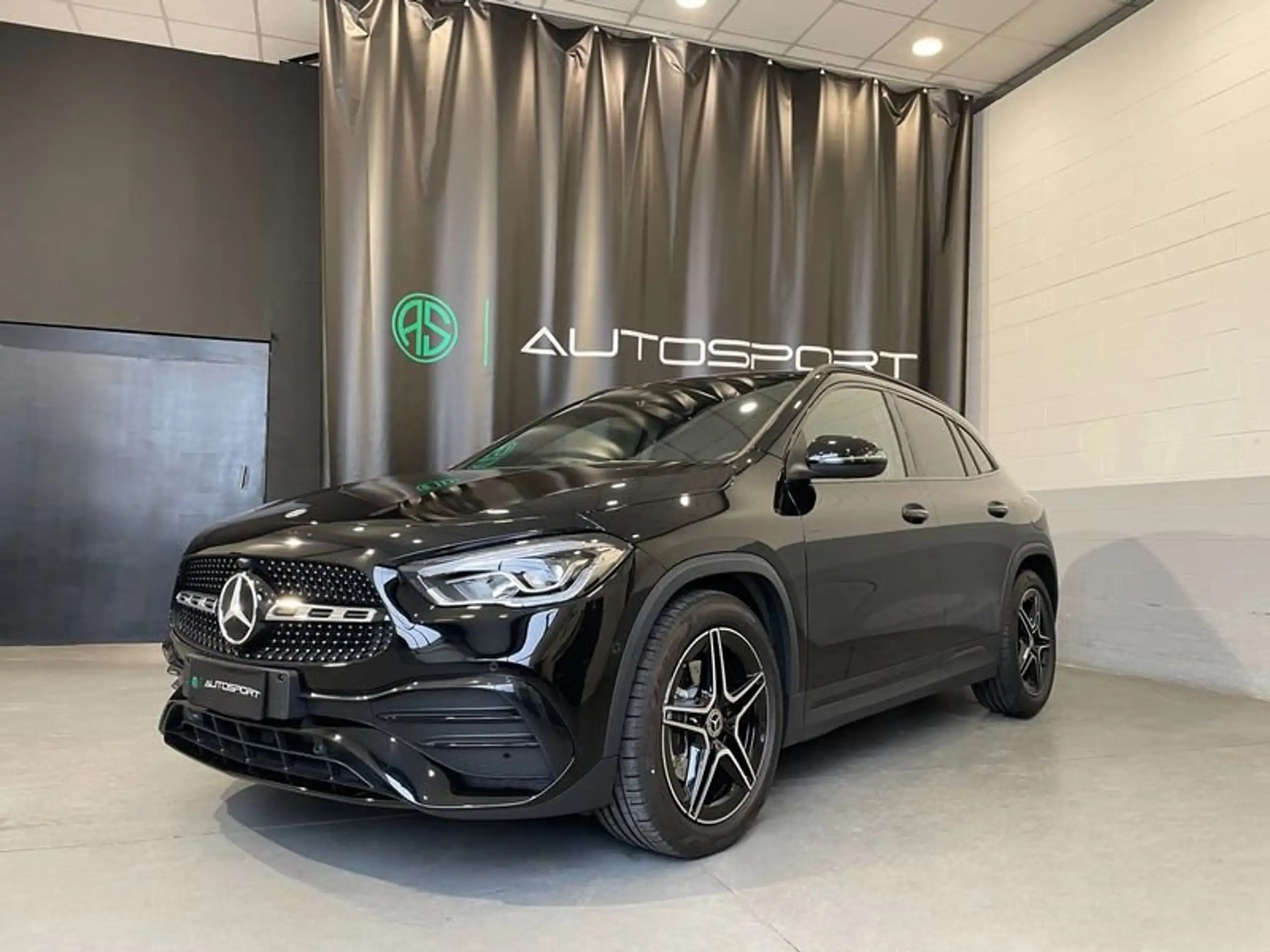 Mercedes-Benz - GLA 220