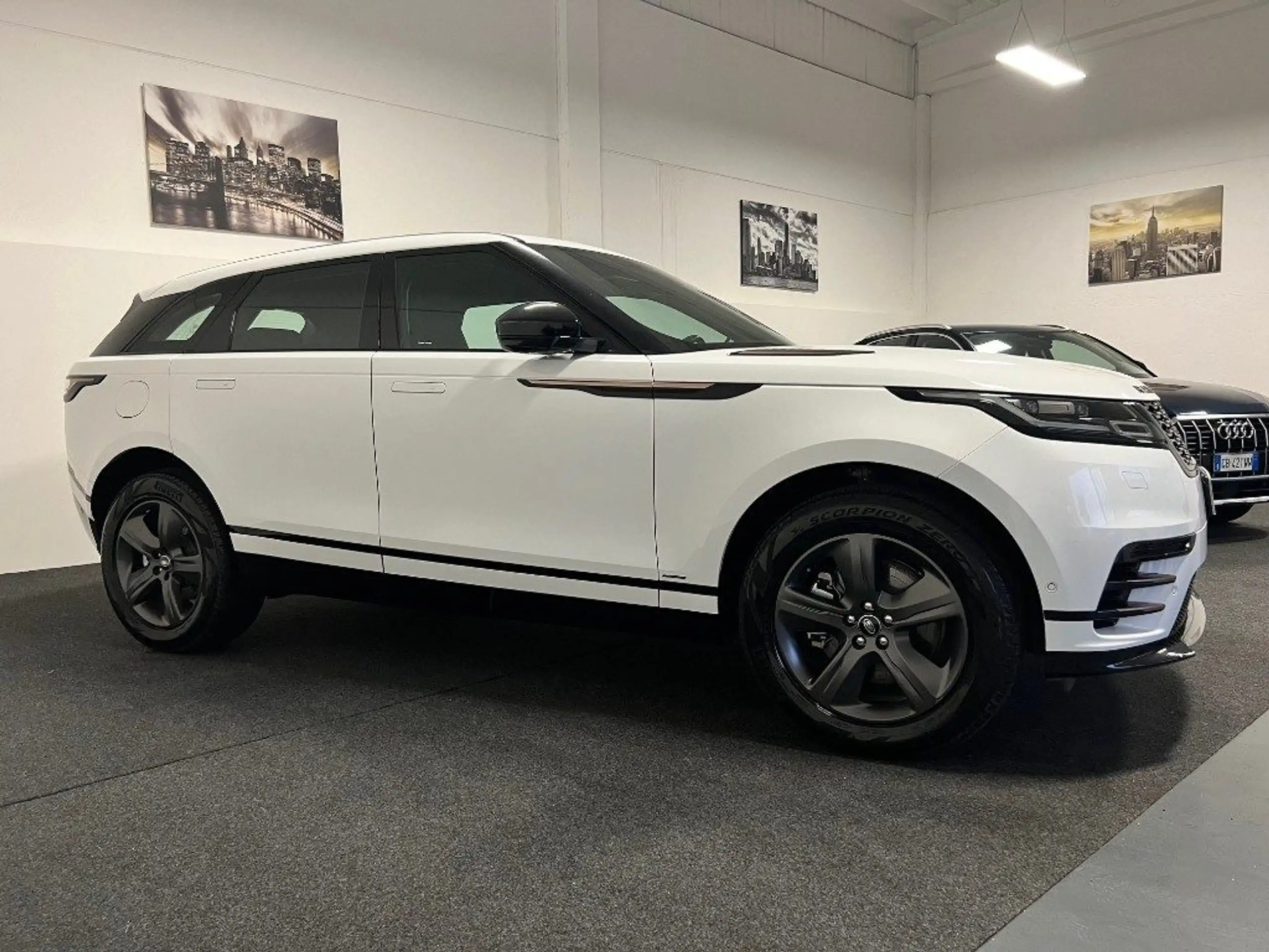 Land Rover - Range Rover Velar