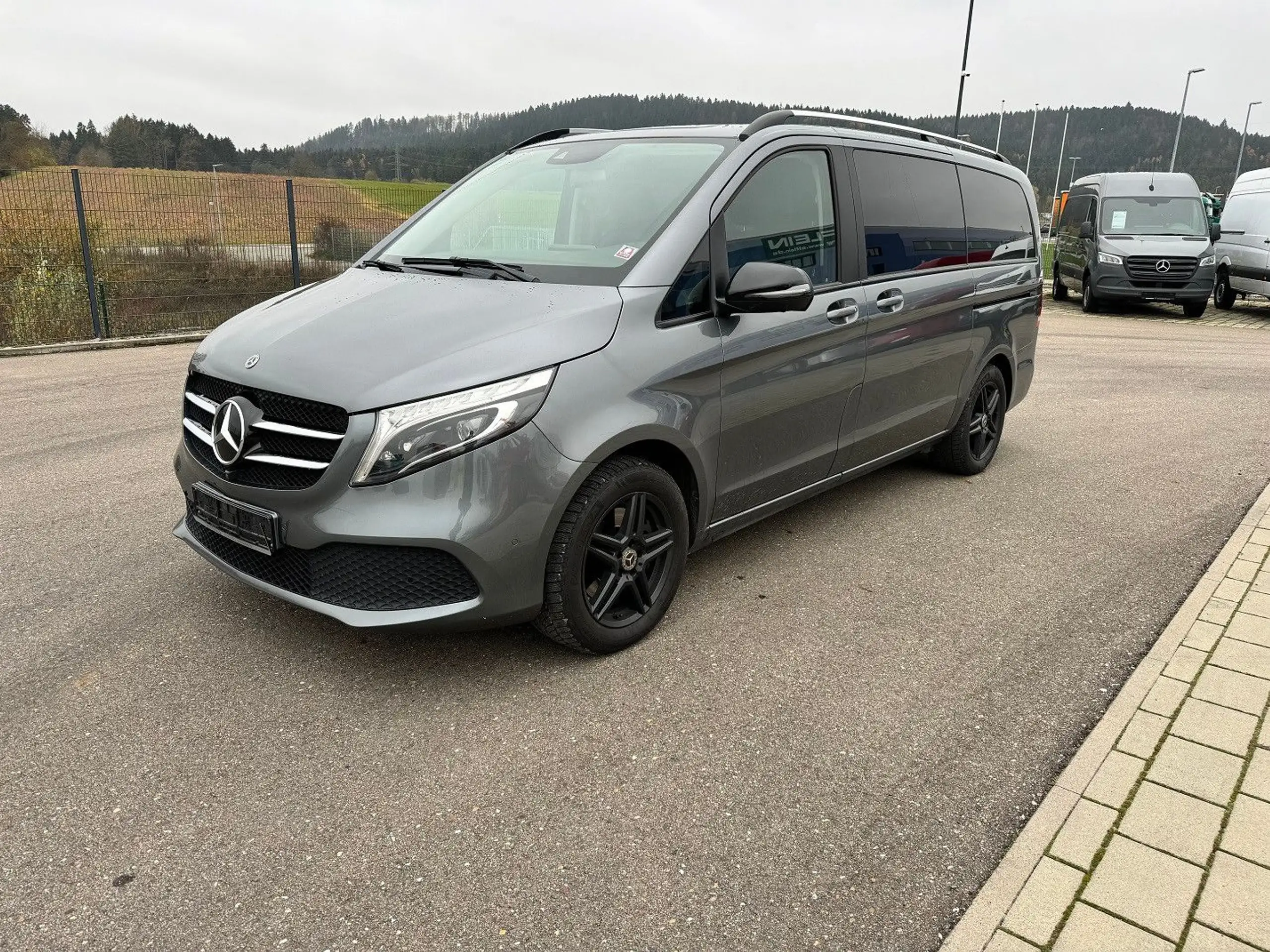 Mercedes-Benz - V 220