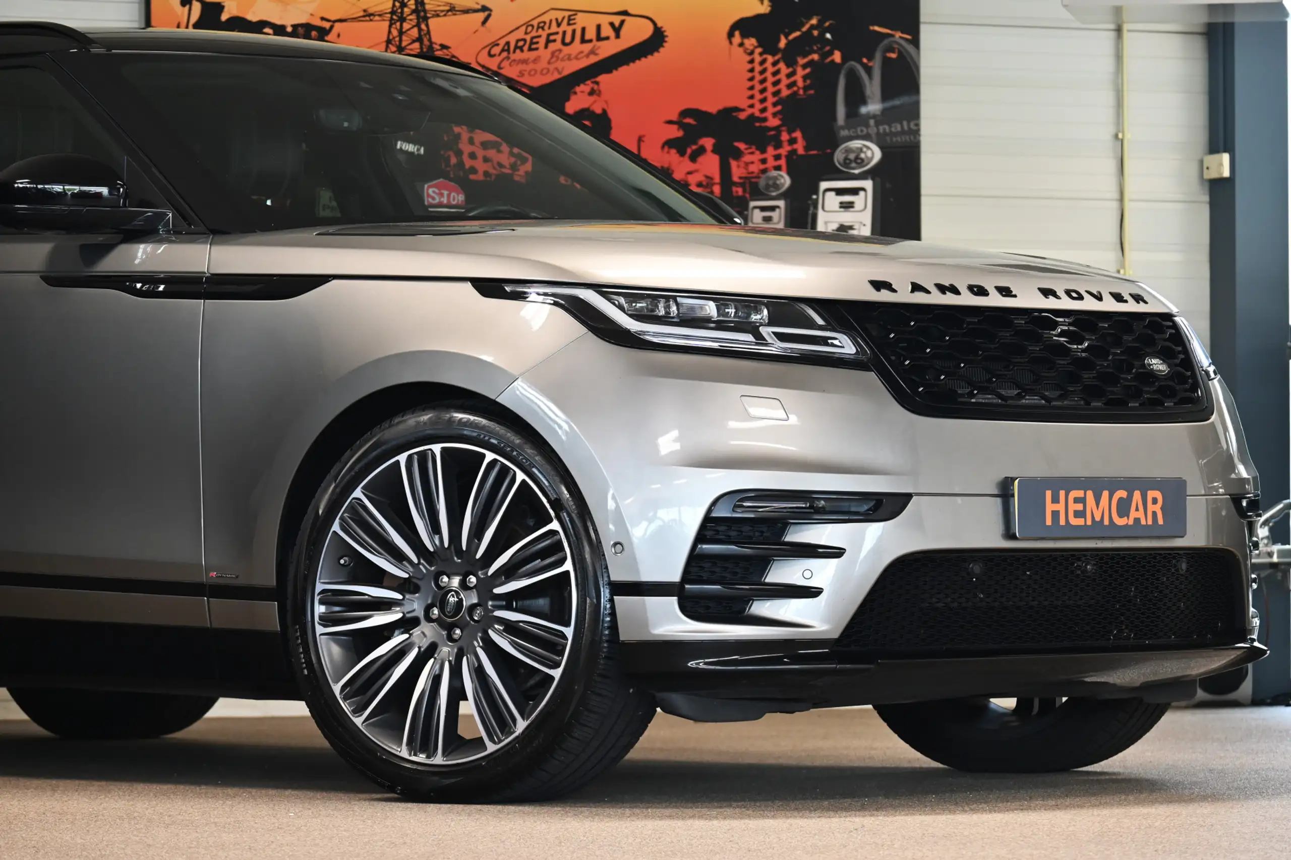 Land Rover - Range Rover Velar