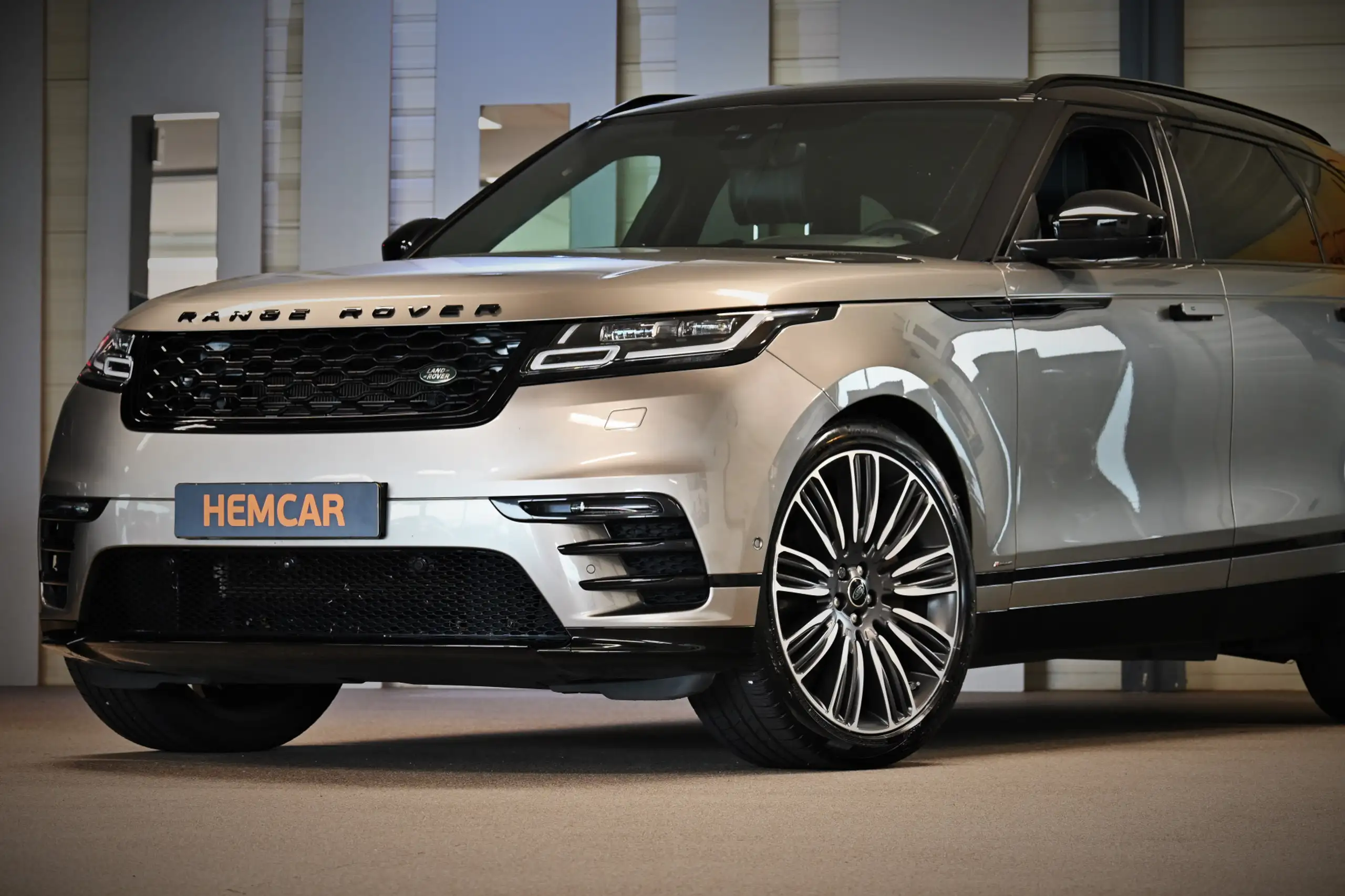 Land Rover - Range Rover Velar