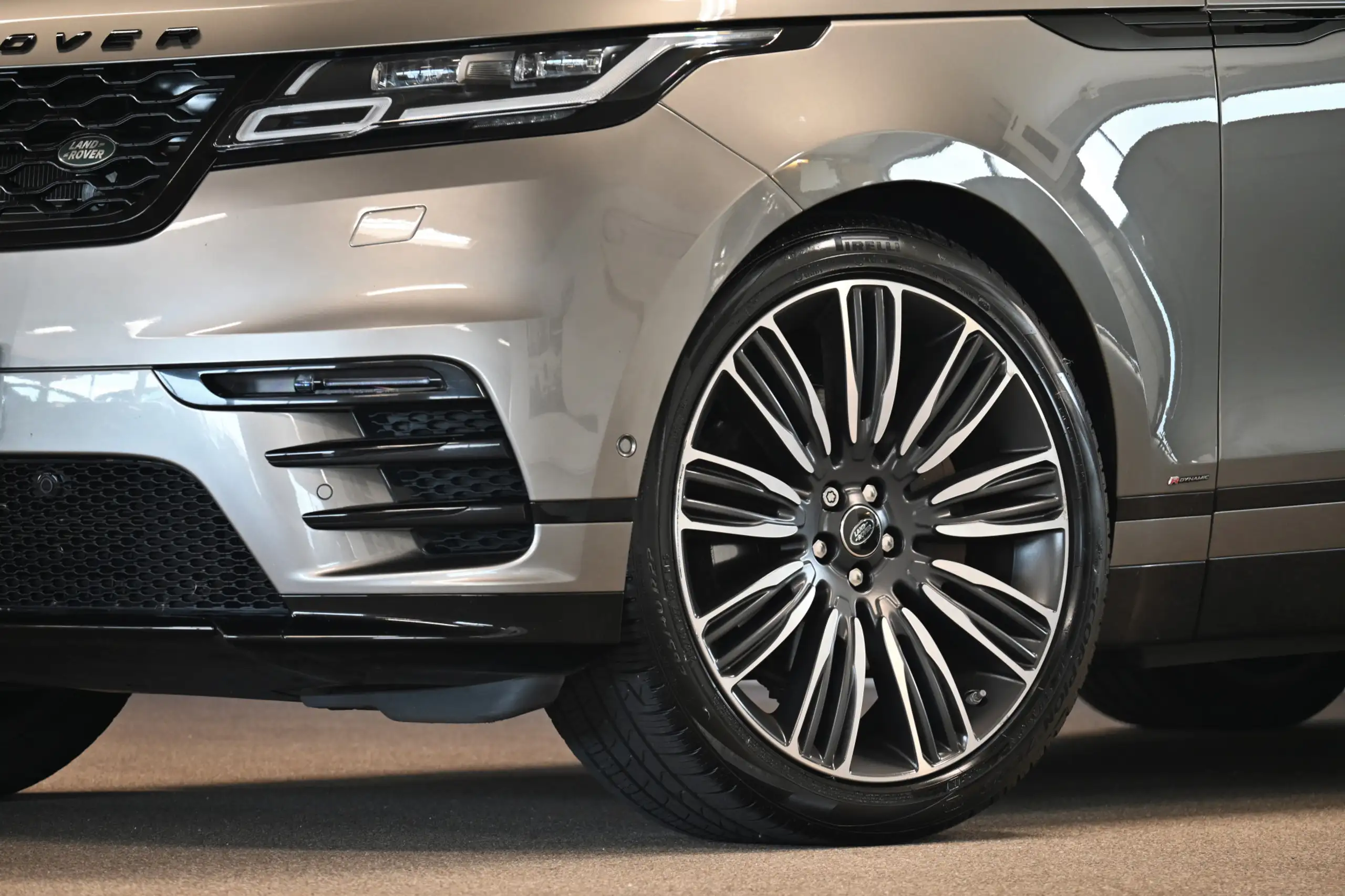 Land Rover - Range Rover Velar