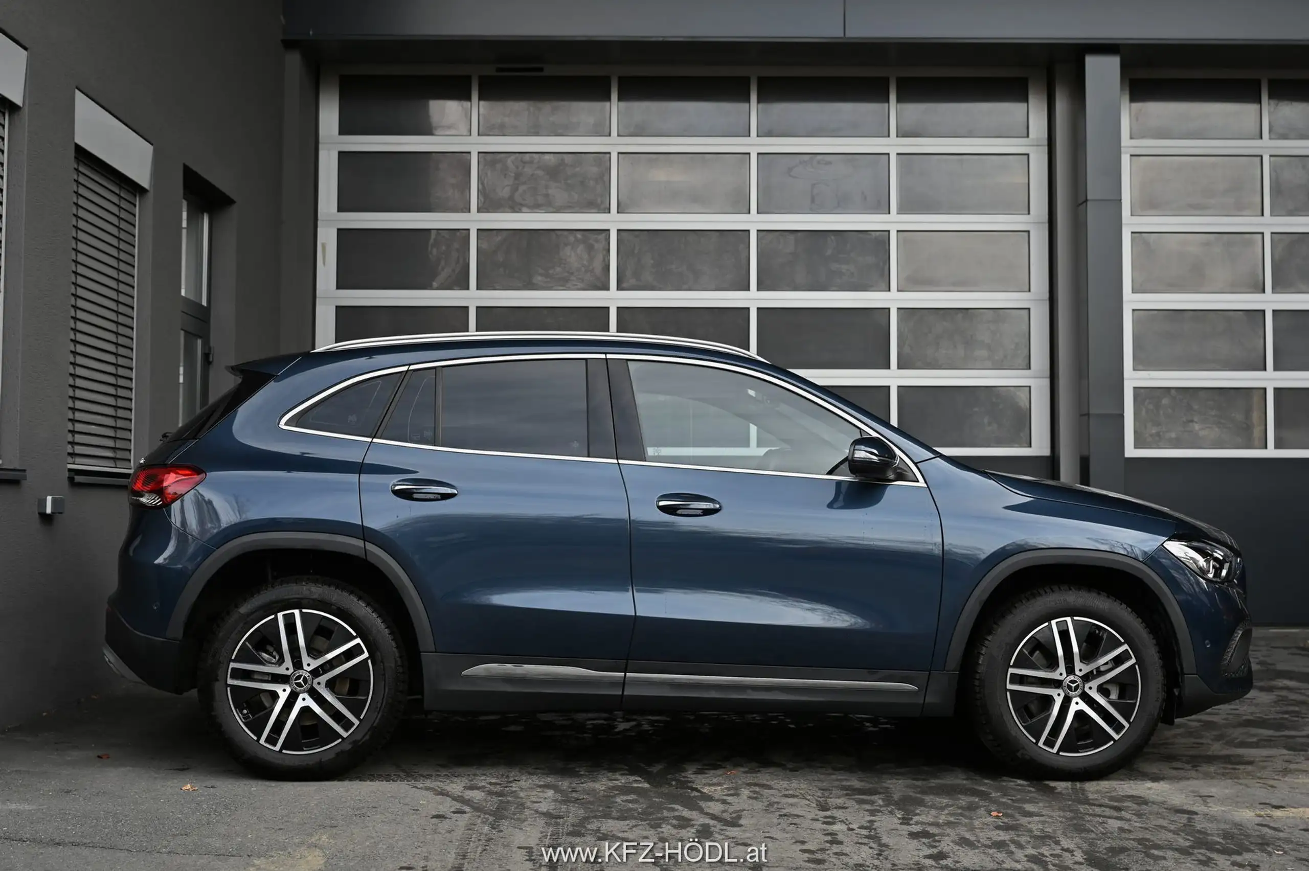 Mercedes-Benz - GLA 220