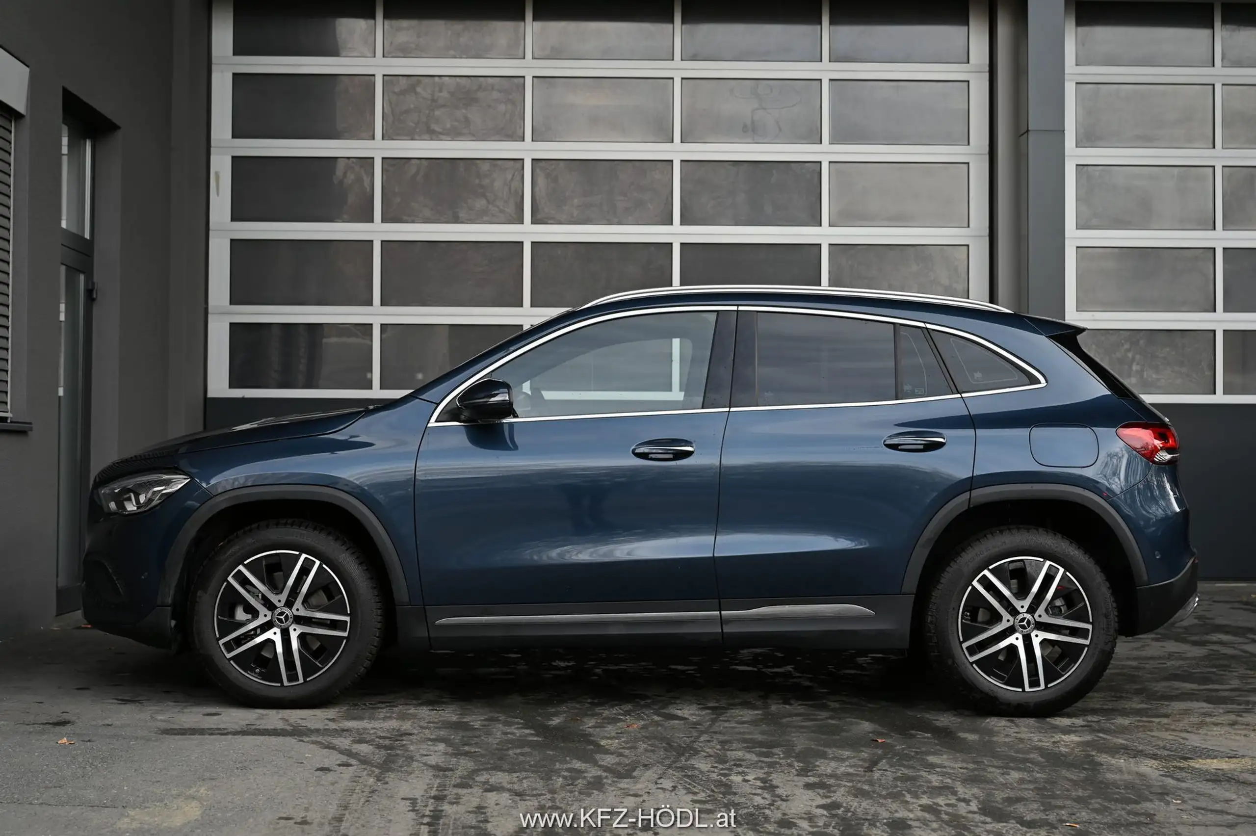 Mercedes-Benz - GLA 220