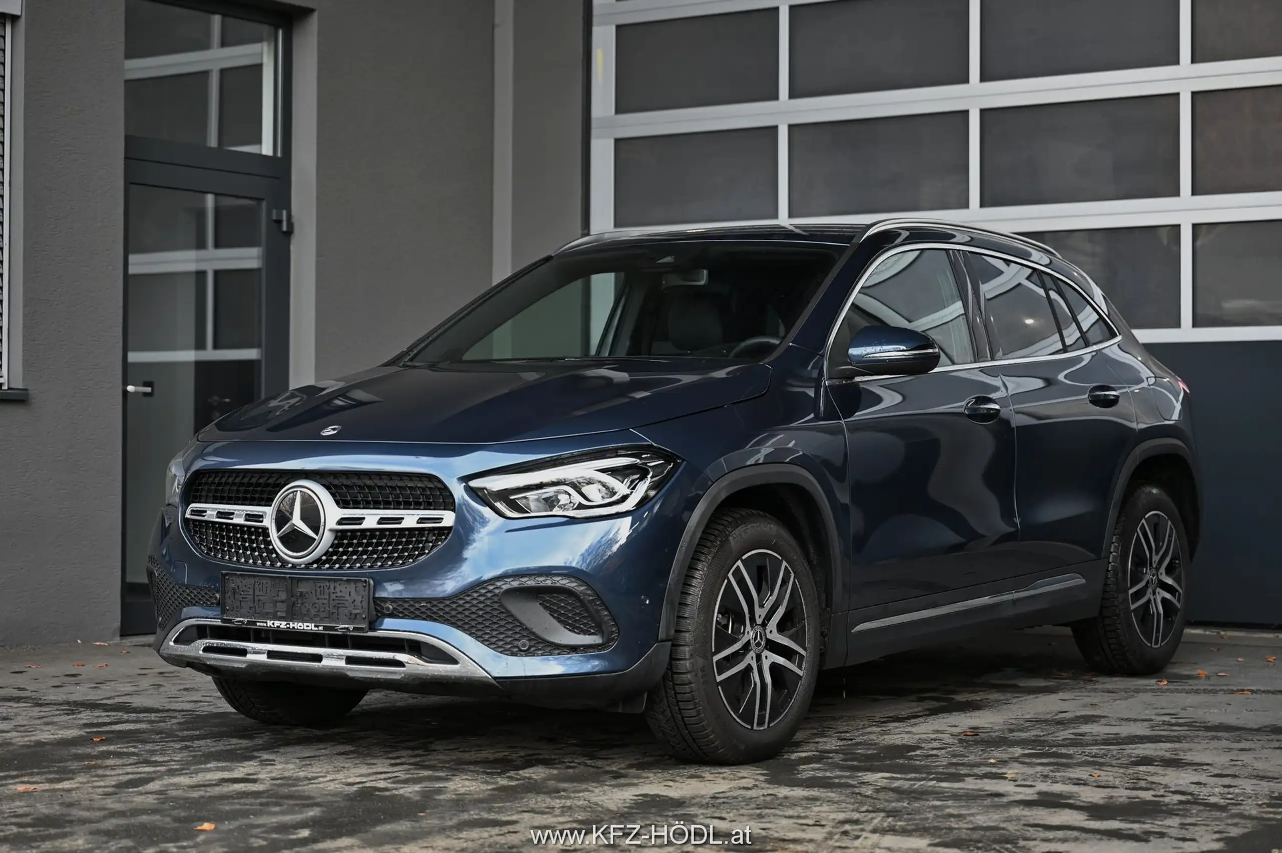 Mercedes-Benz - GLA 220