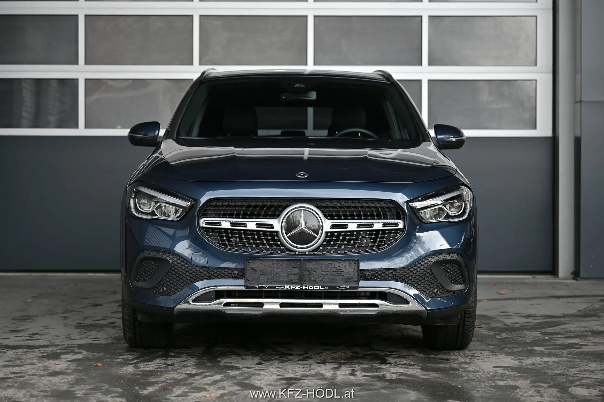 Mercedes-Benz - GLA 220