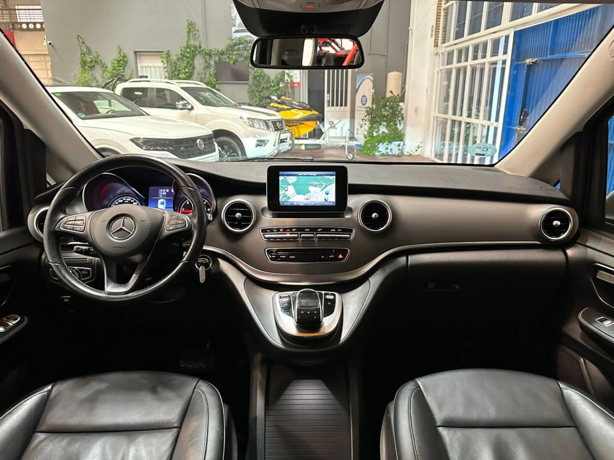 Mercedes-Benz - V 220