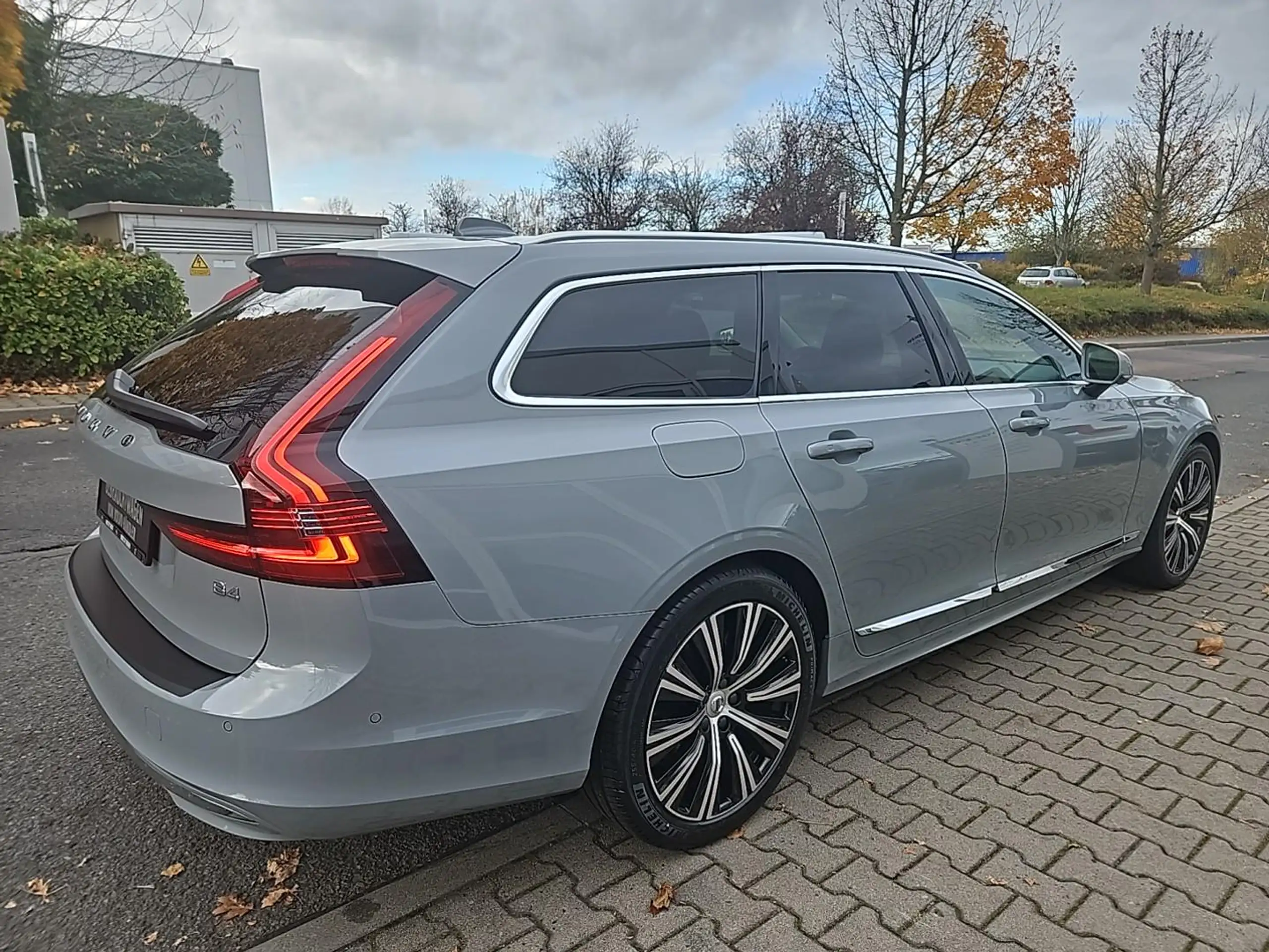 Volvo - V90