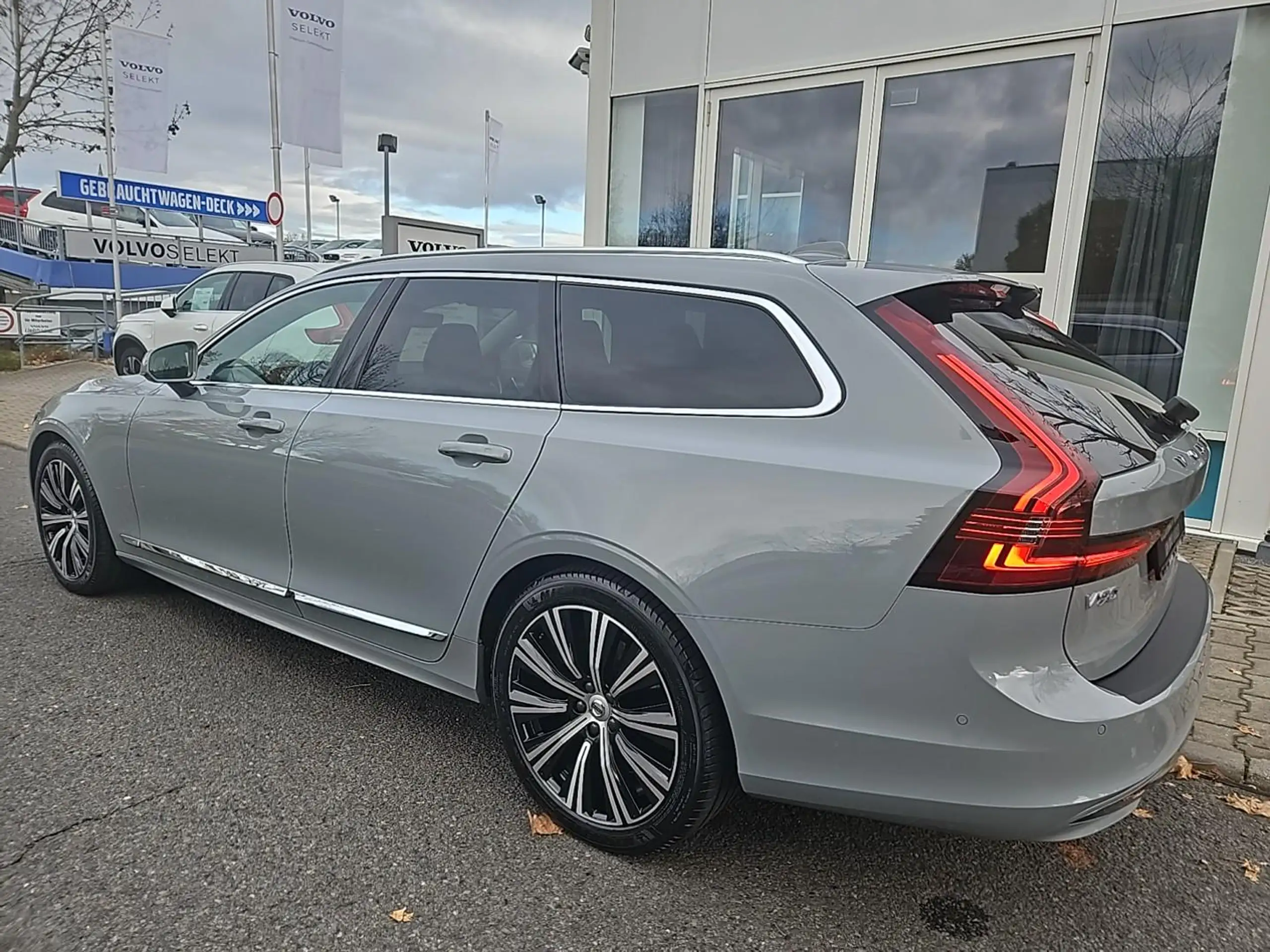 Volvo - V90