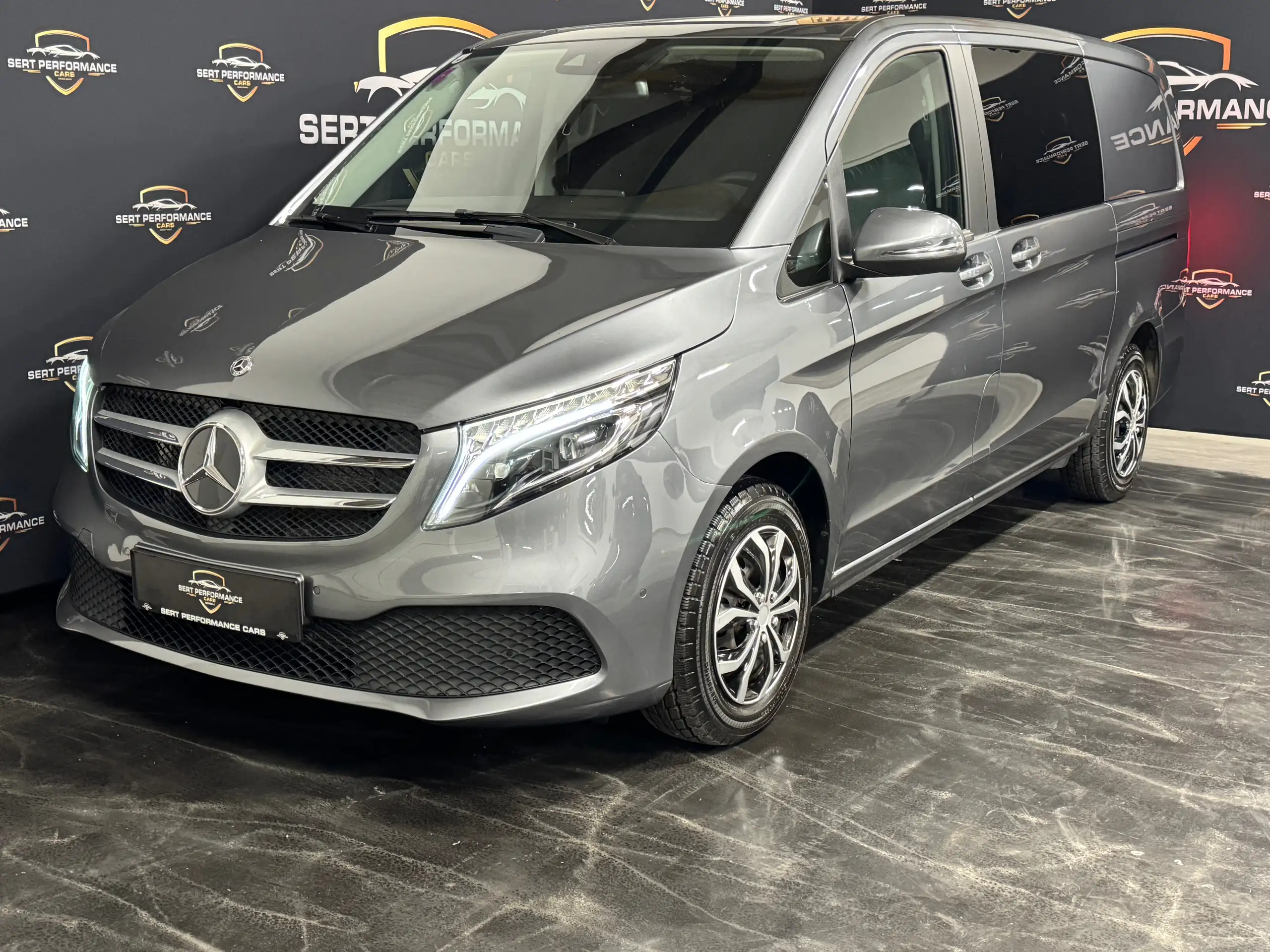 Mercedes-Benz - V 220