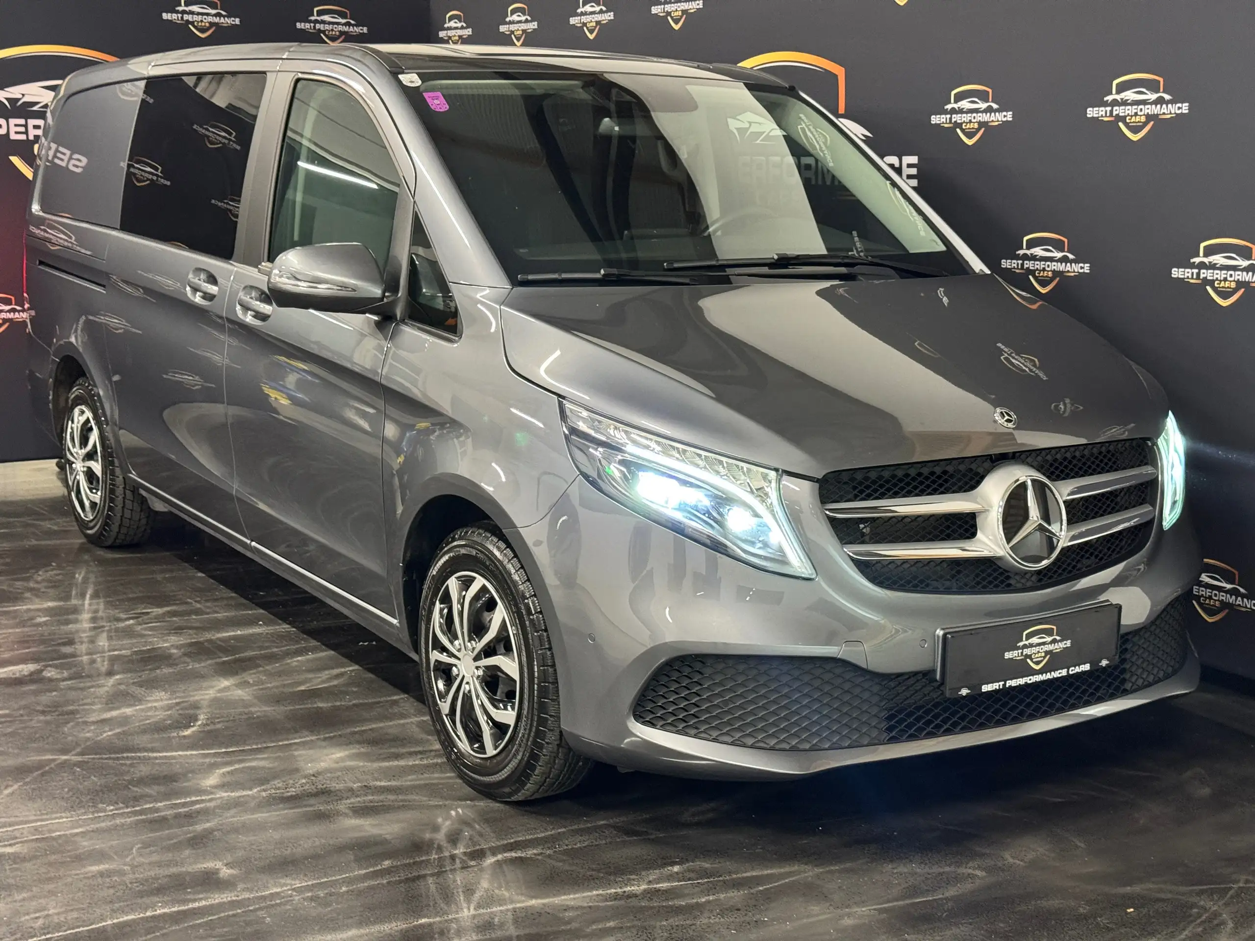 Mercedes-Benz - V 220