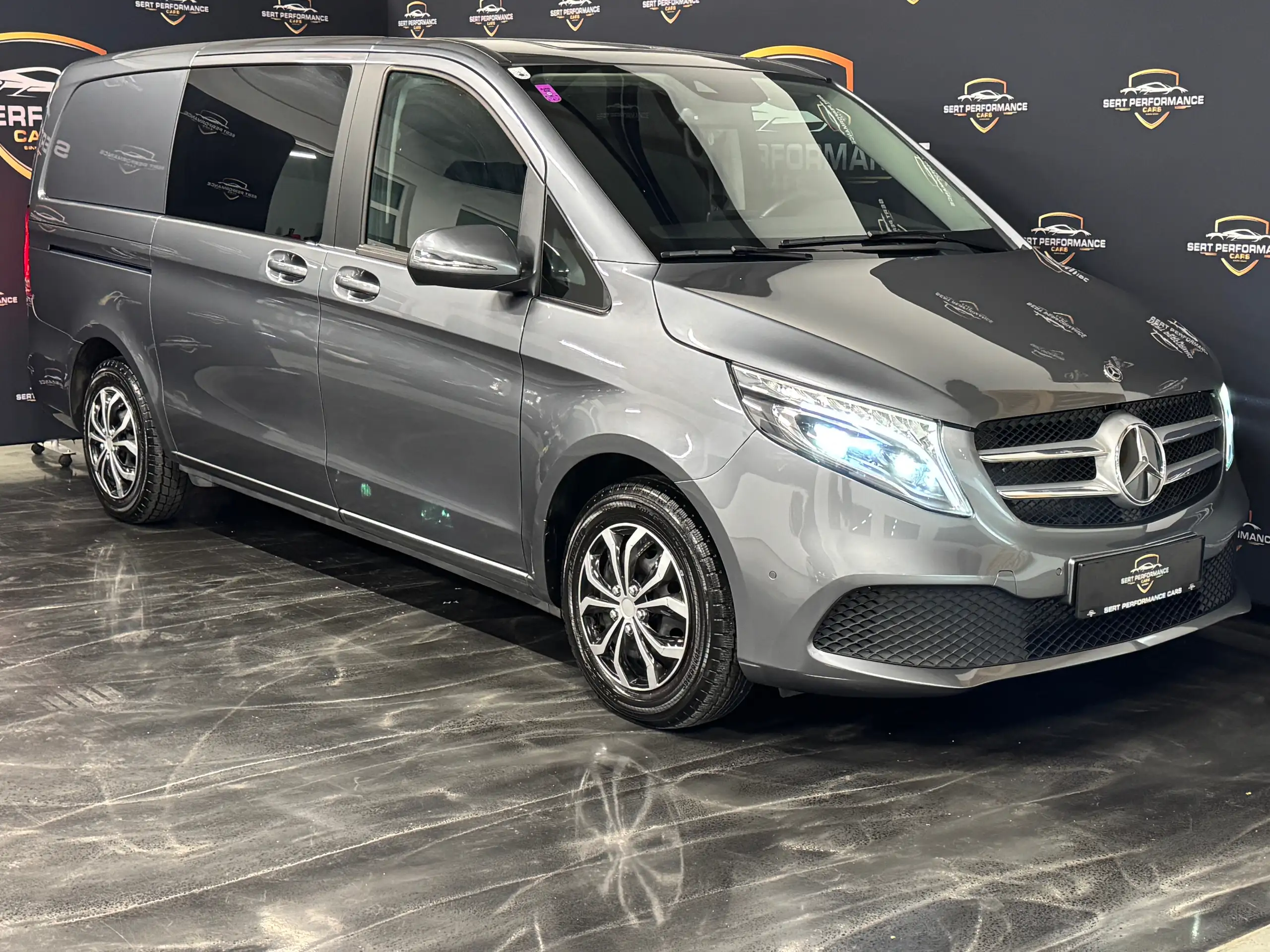 Mercedes-Benz - V 220