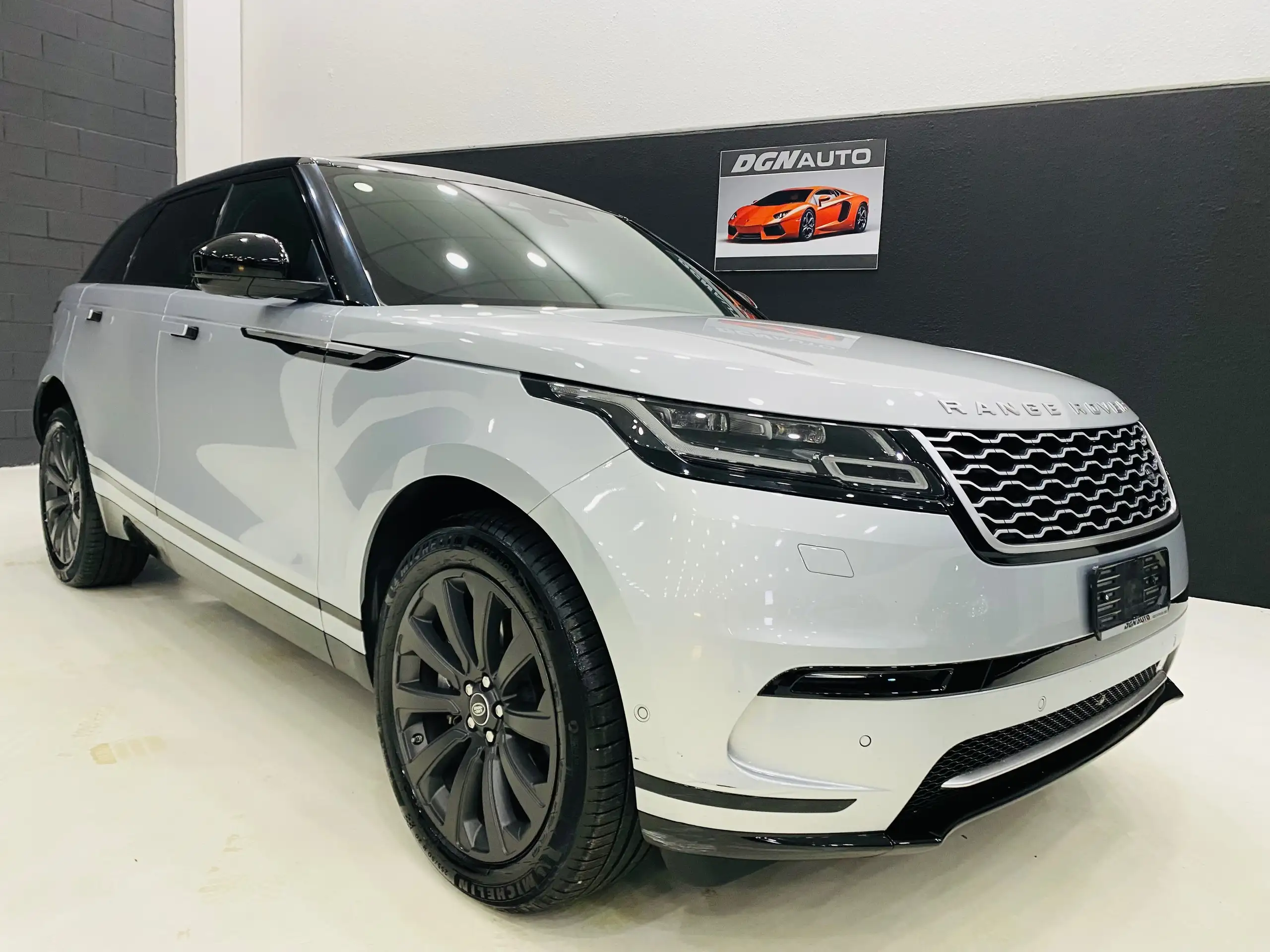 Land Rover - Range Rover Velar