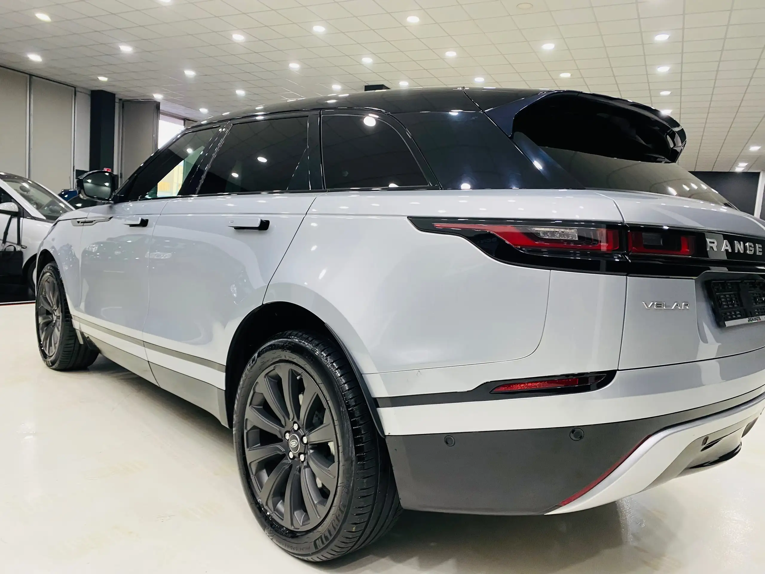 Land Rover - Range Rover Velar