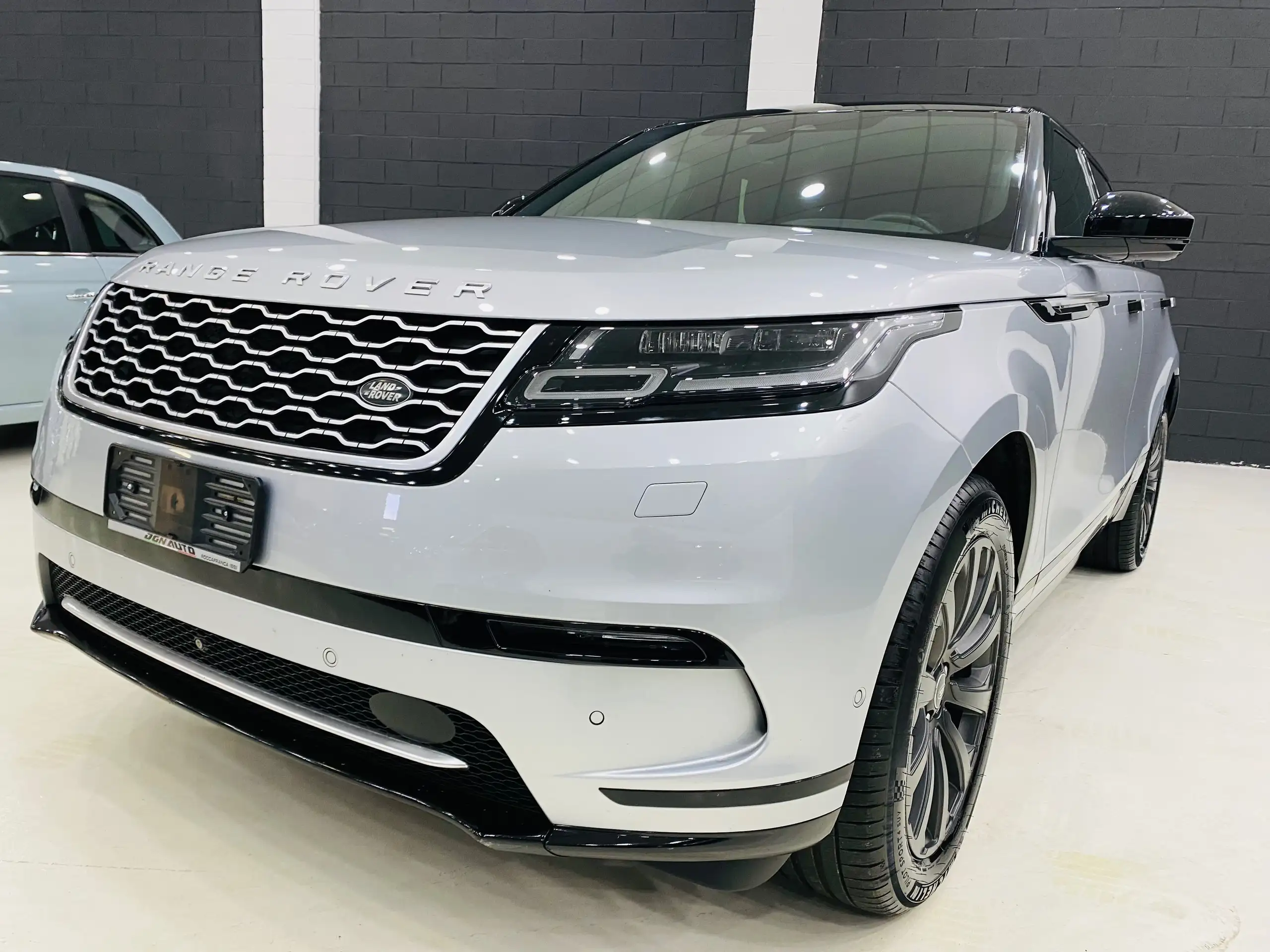 Land Rover - Range Rover Velar