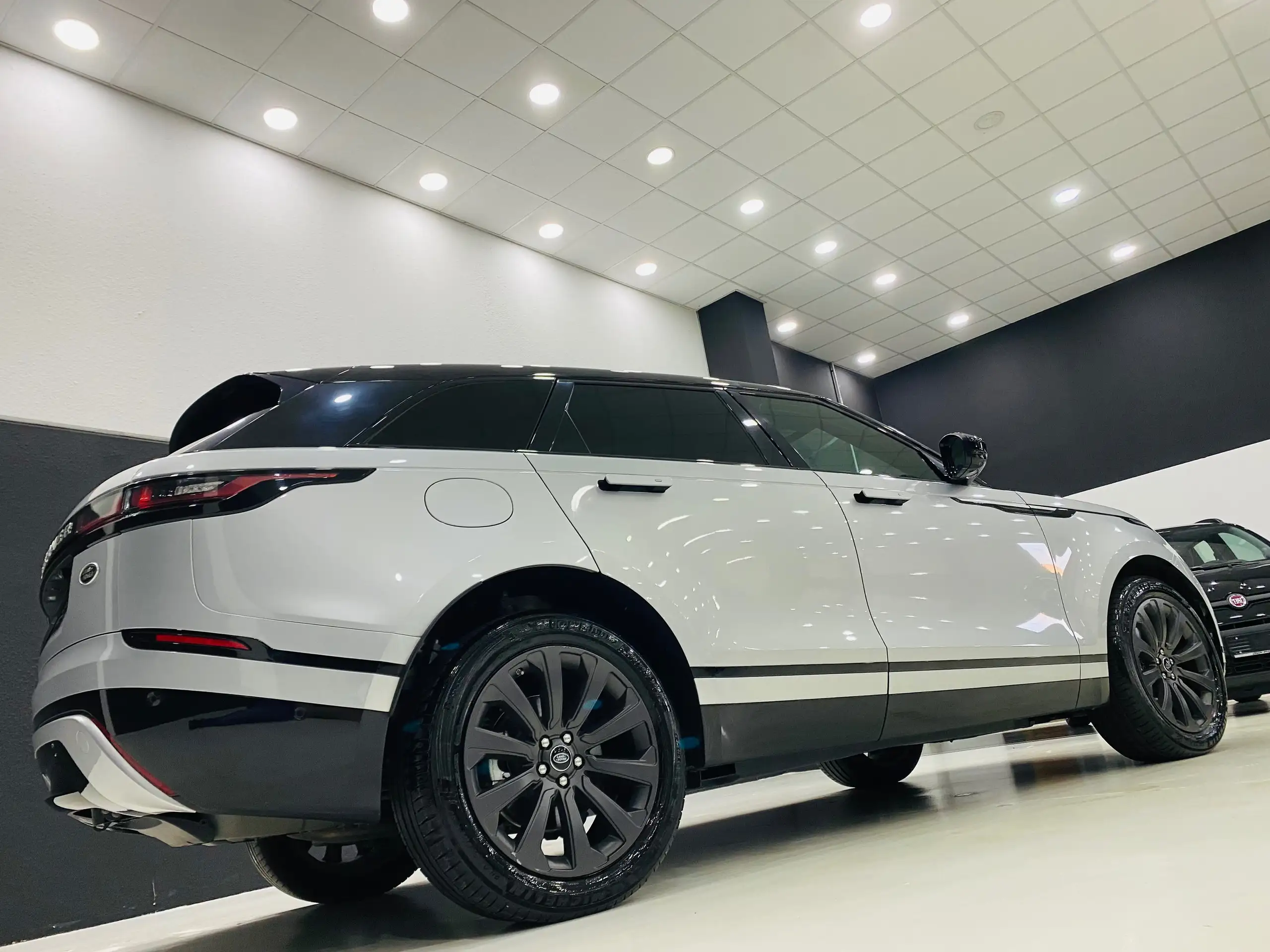 Land Rover - Range Rover Velar