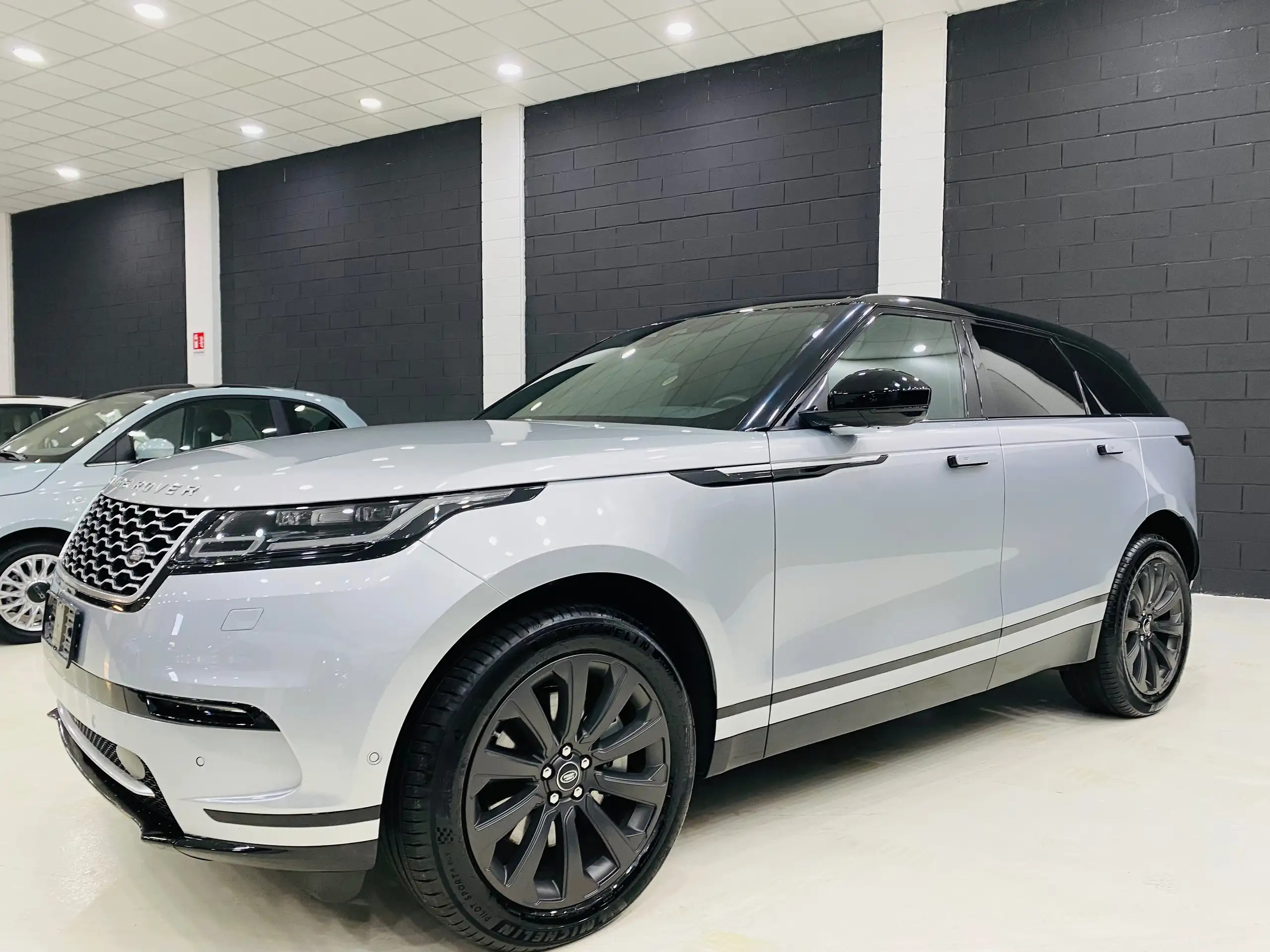 Land Rover - Range Rover Velar