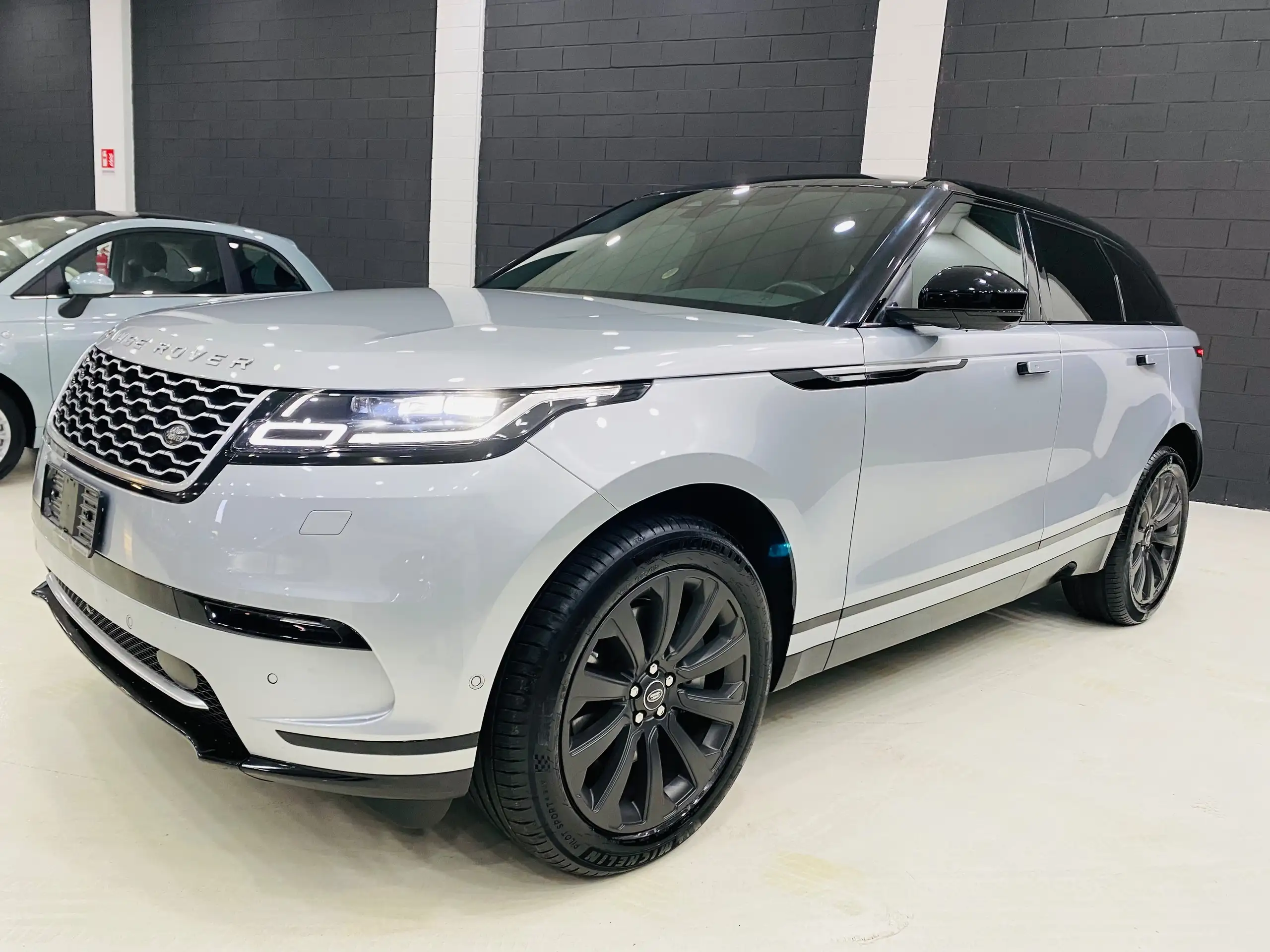 Land Rover - Range Rover Velar