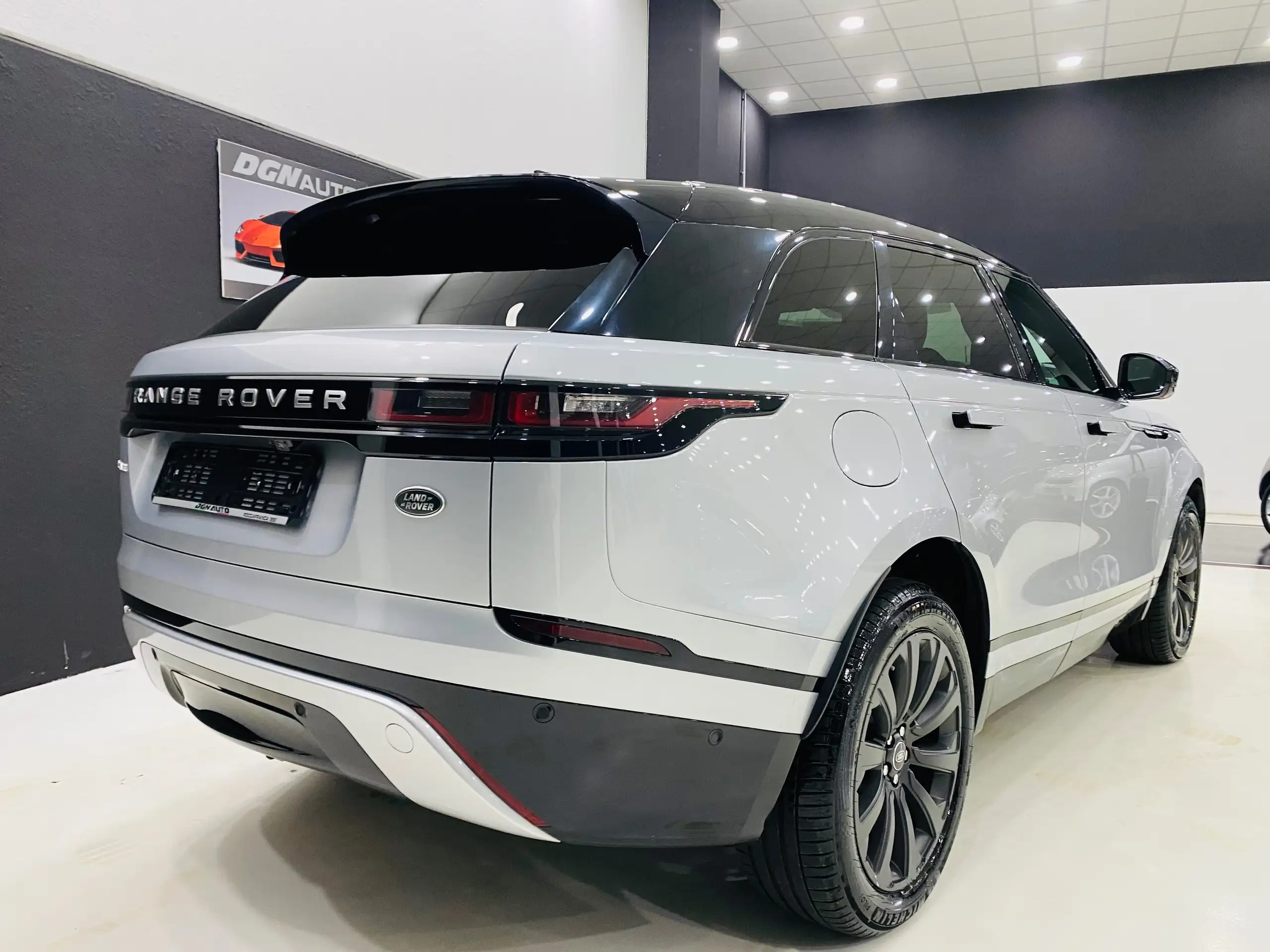 Land Rover - Range Rover Velar