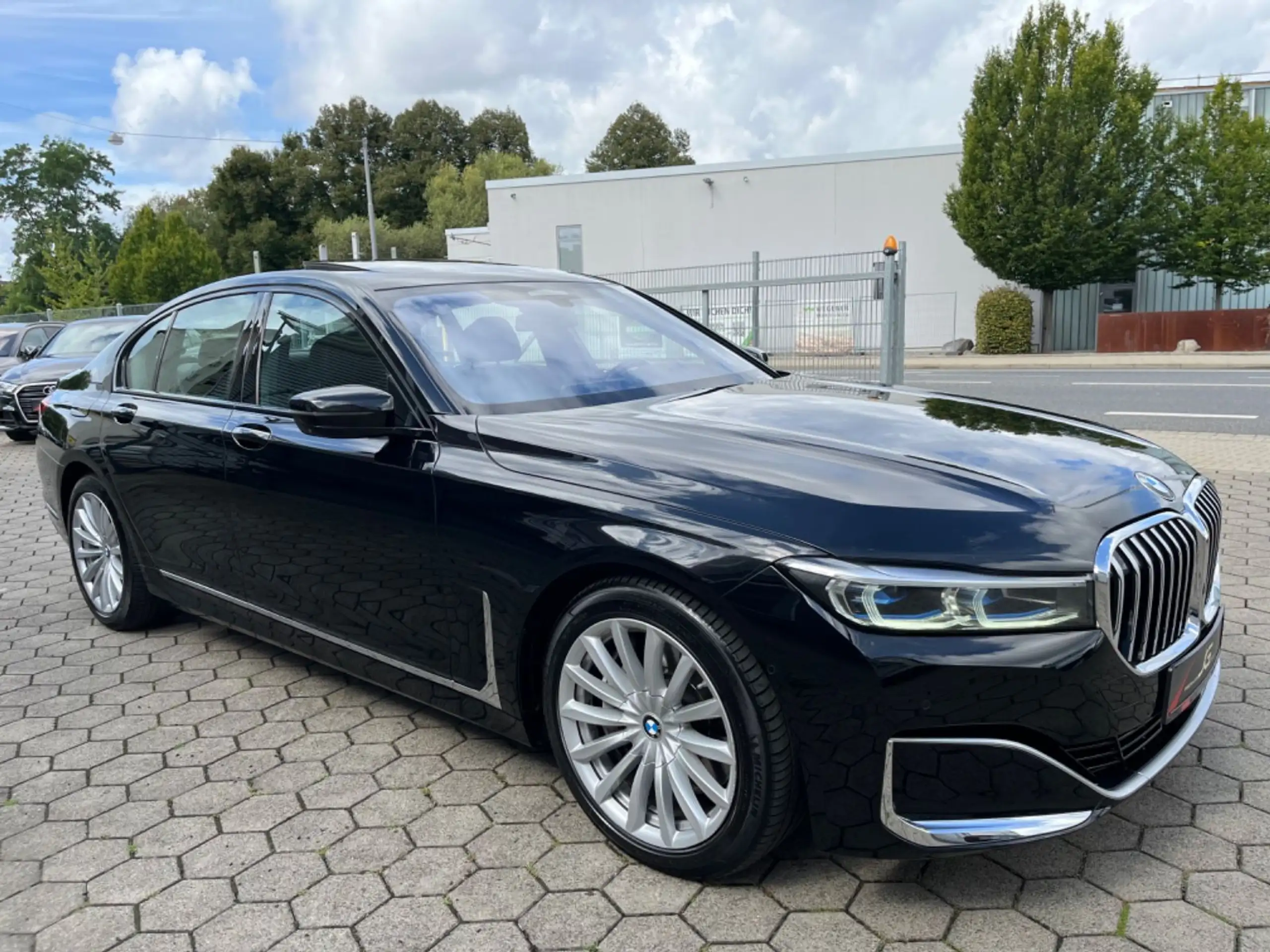 BMW - 740