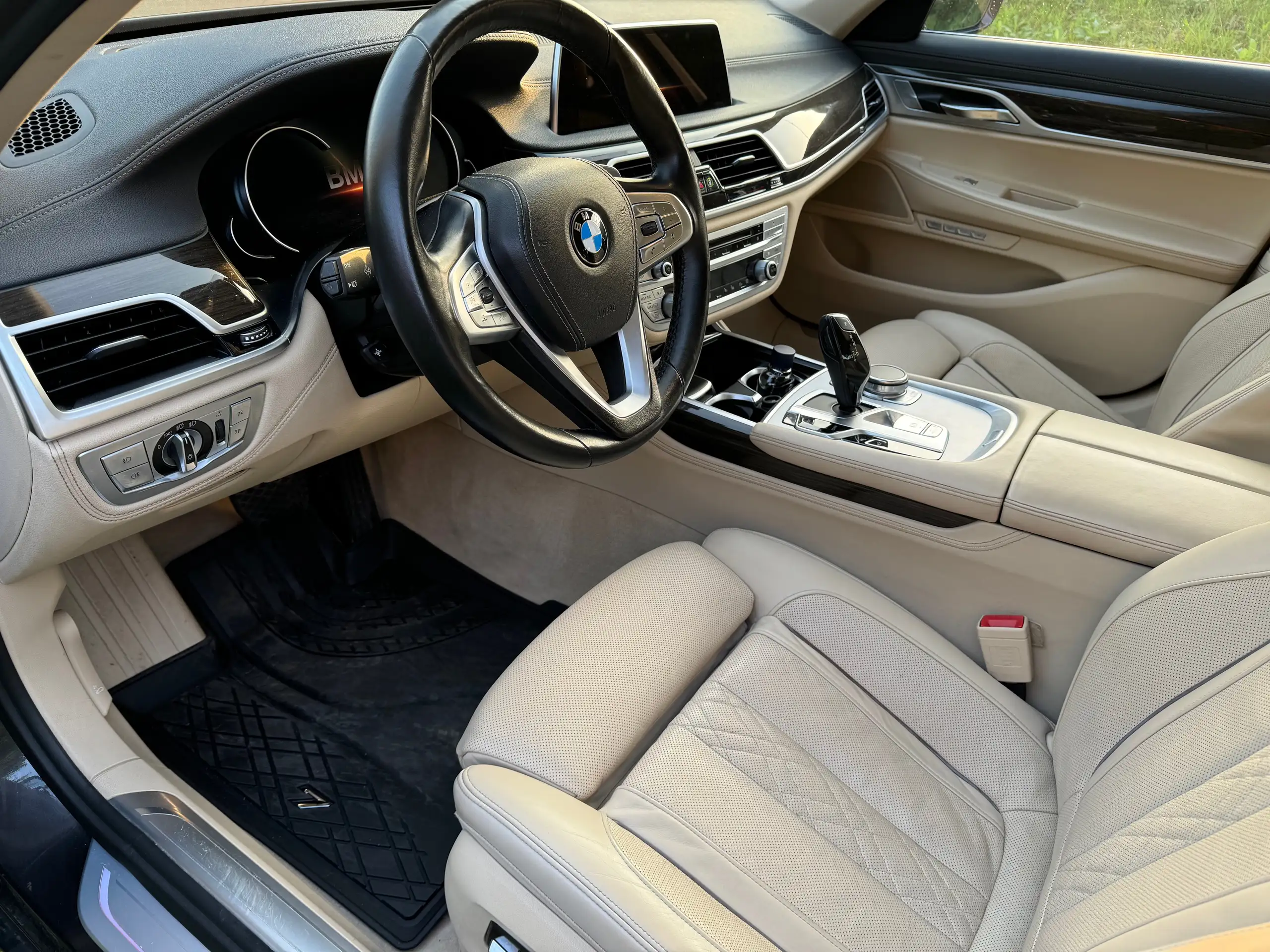 BMW - 730