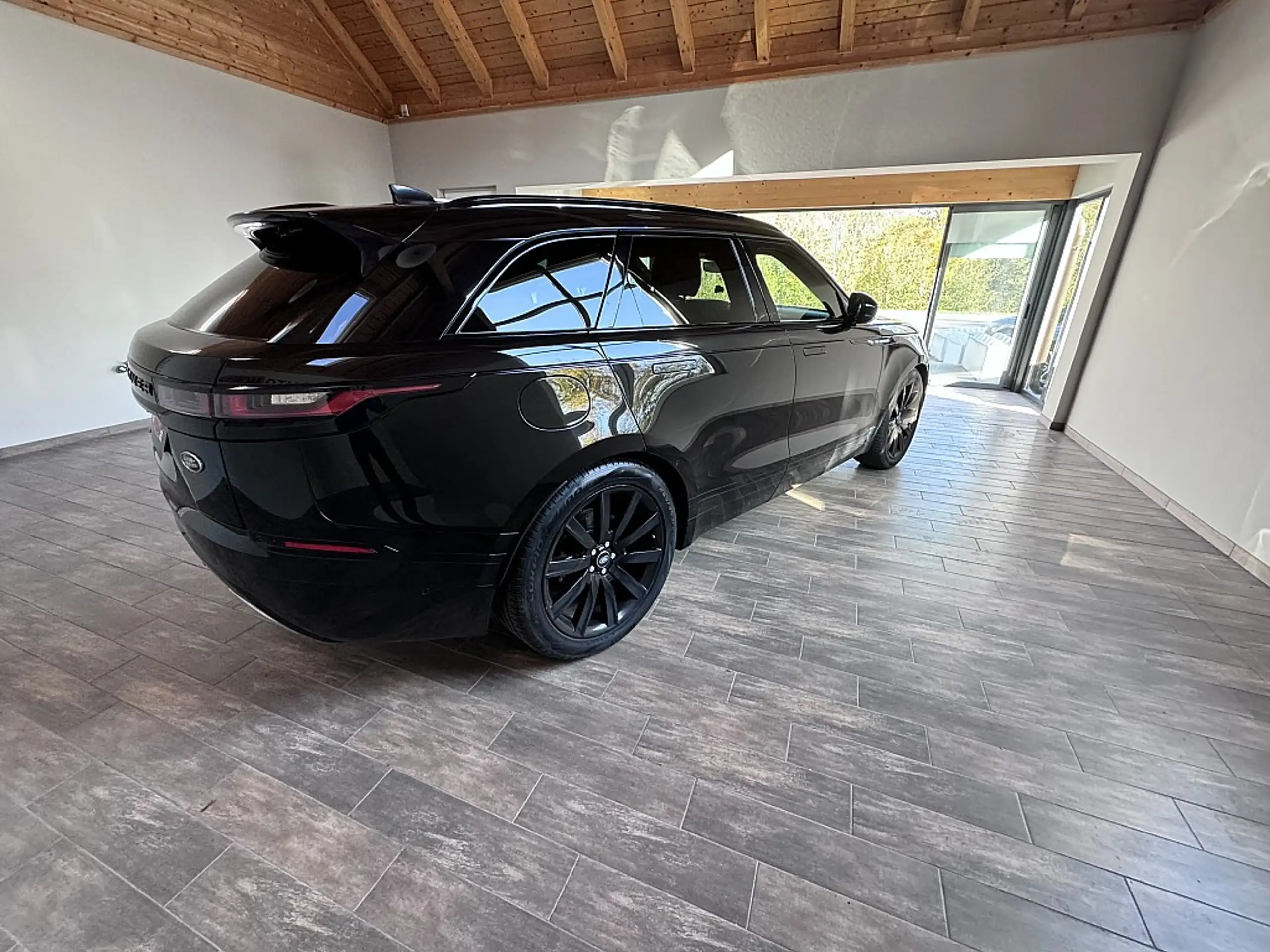 Land Rover - Range Rover Velar