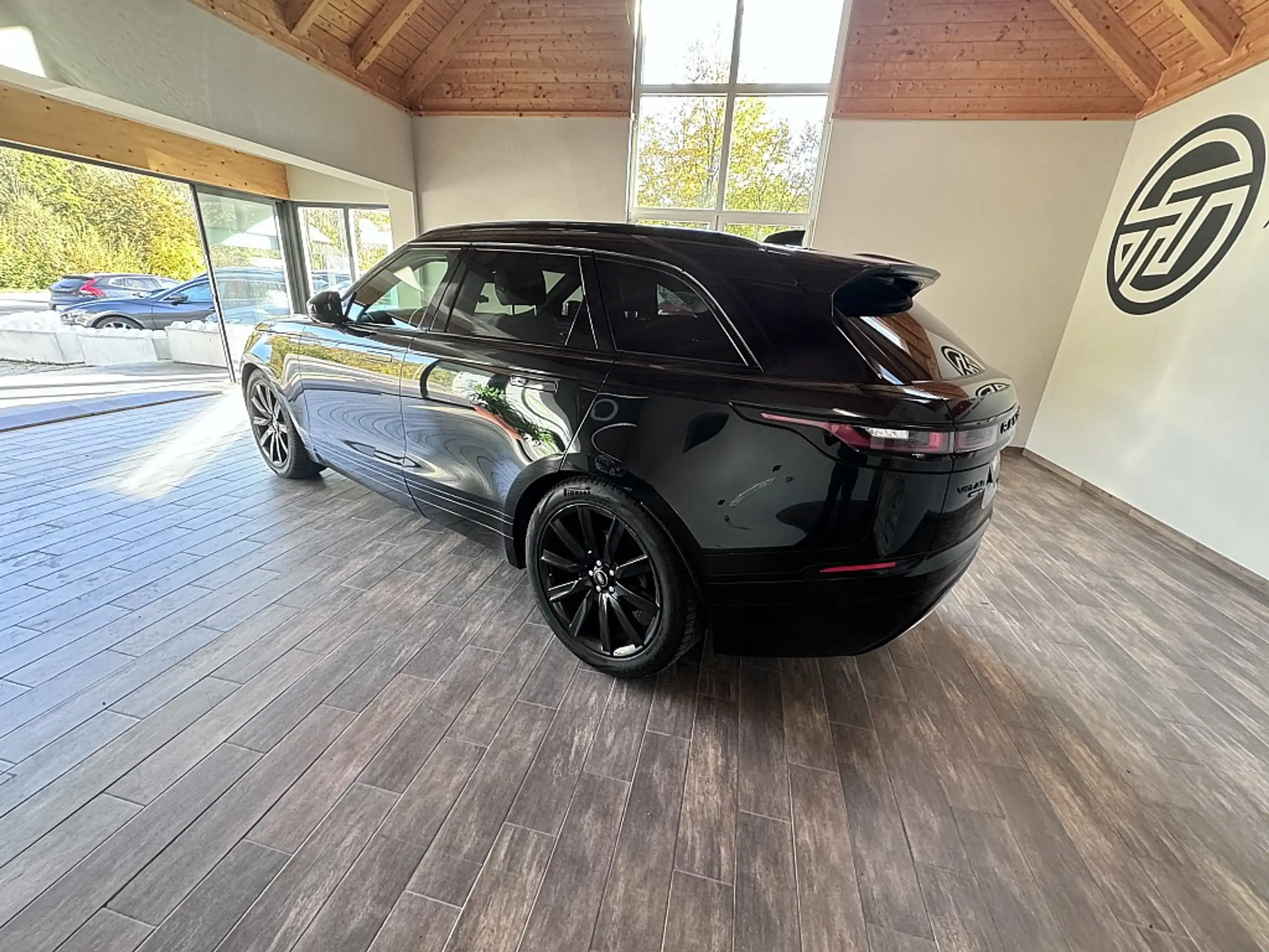 Land Rover - Range Rover Velar