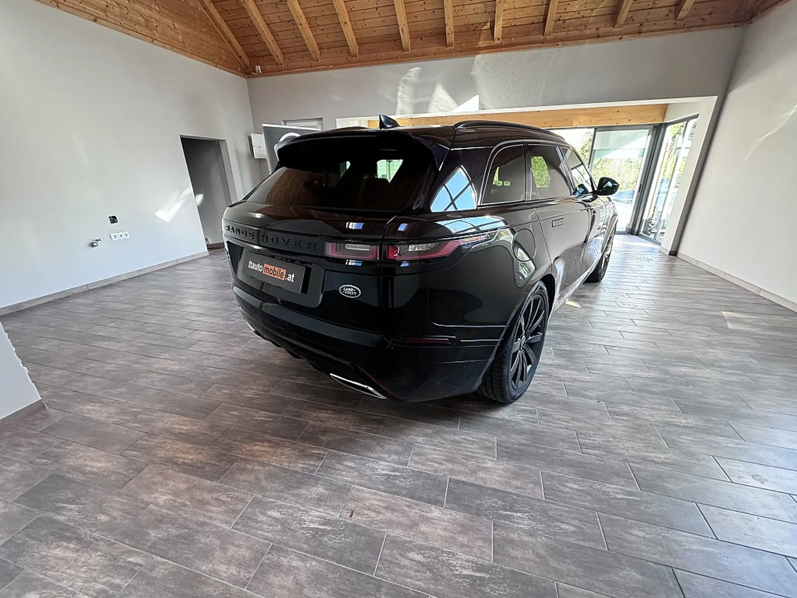 Land Rover - Range Rover Velar