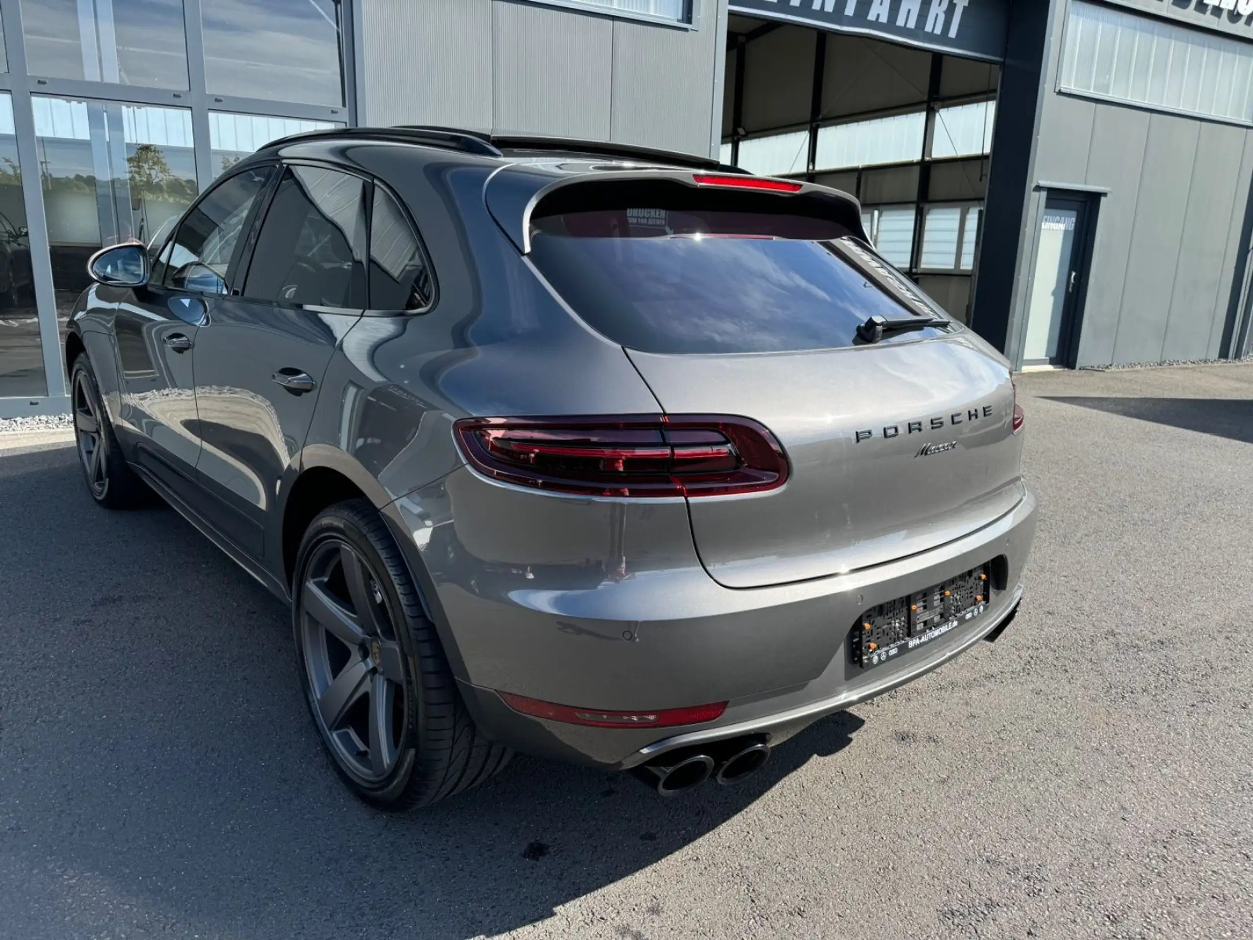 Porsche - Macan