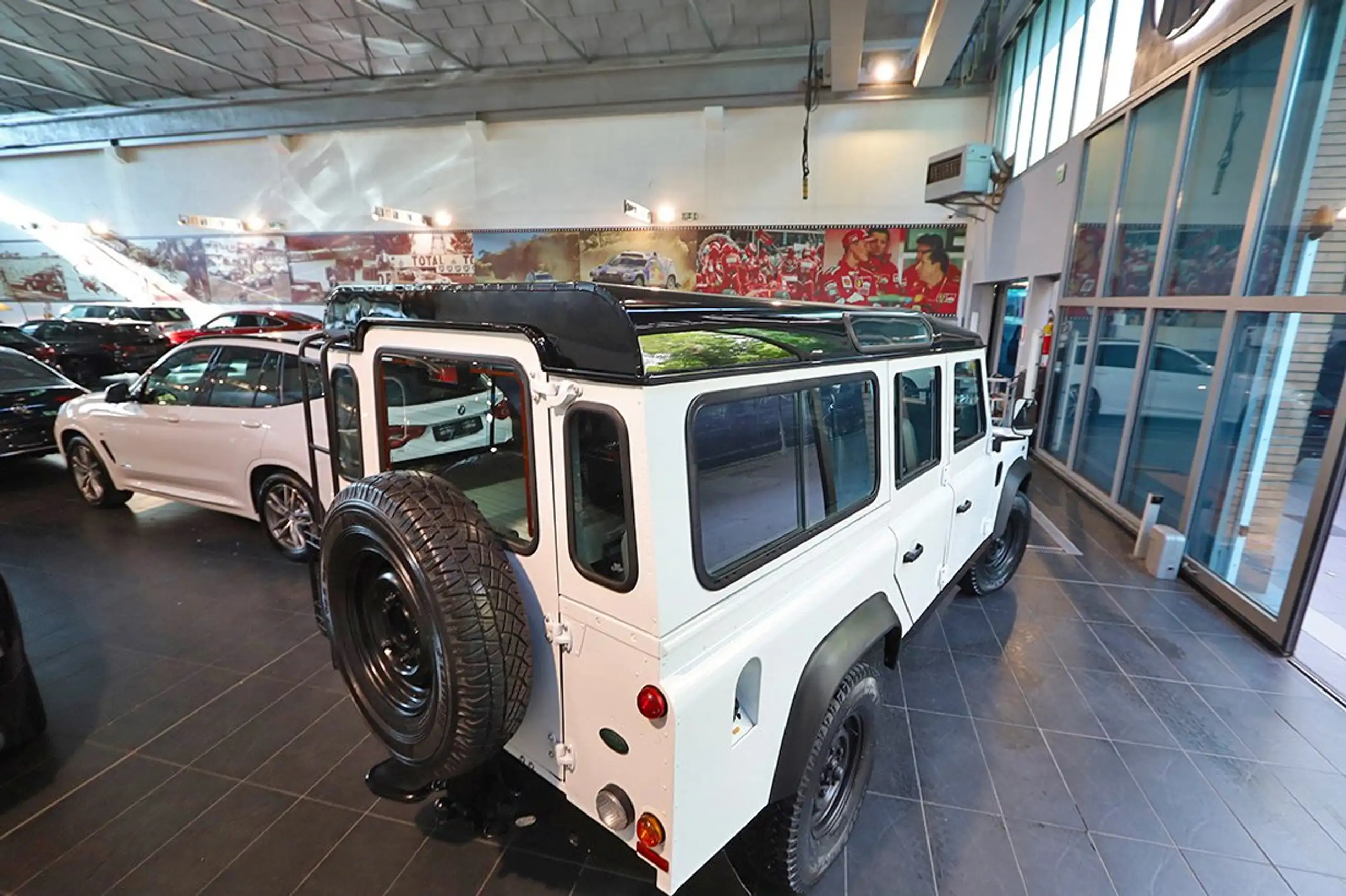 Land Rover - Defender