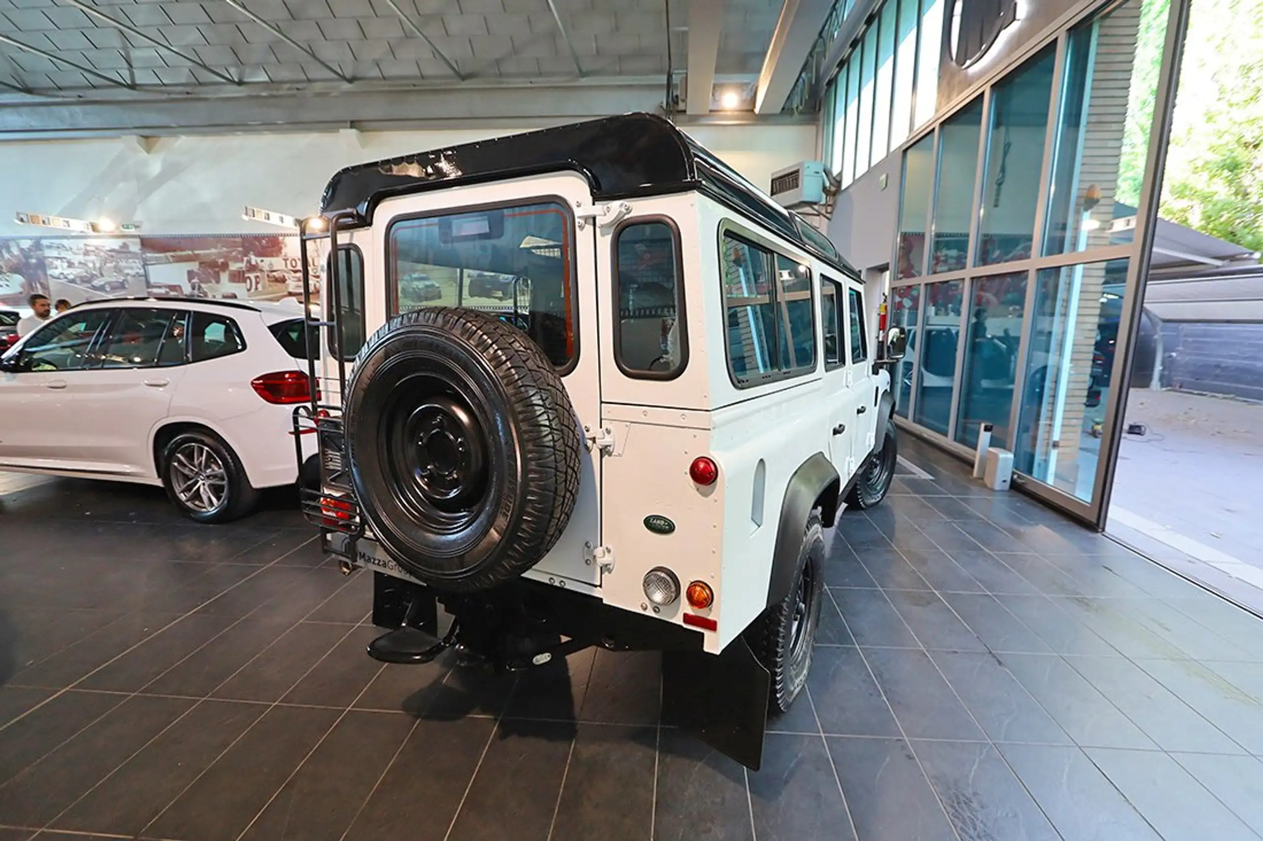 Land Rover - Defender