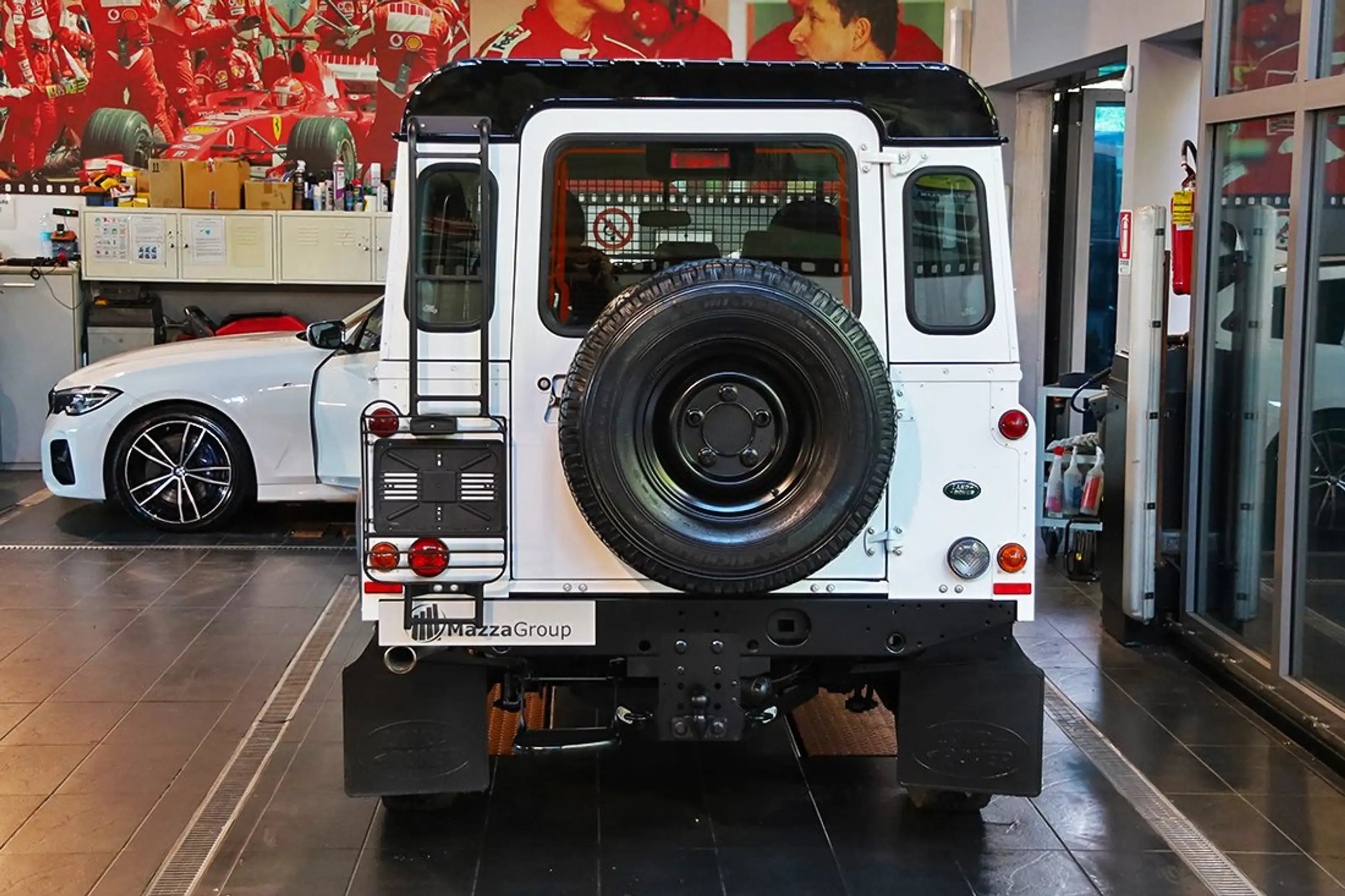 Land Rover - Defender