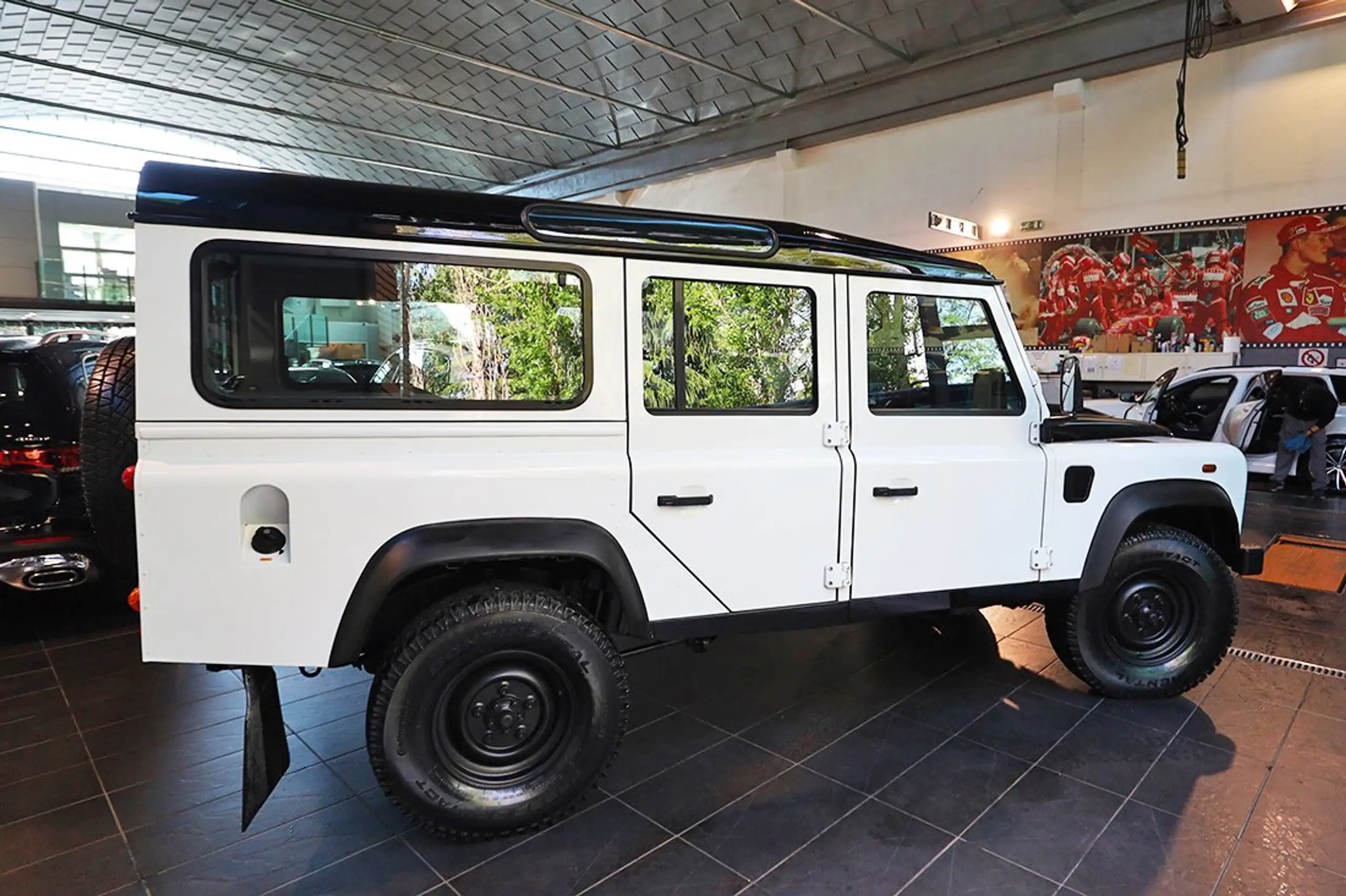 Land Rover - Defender