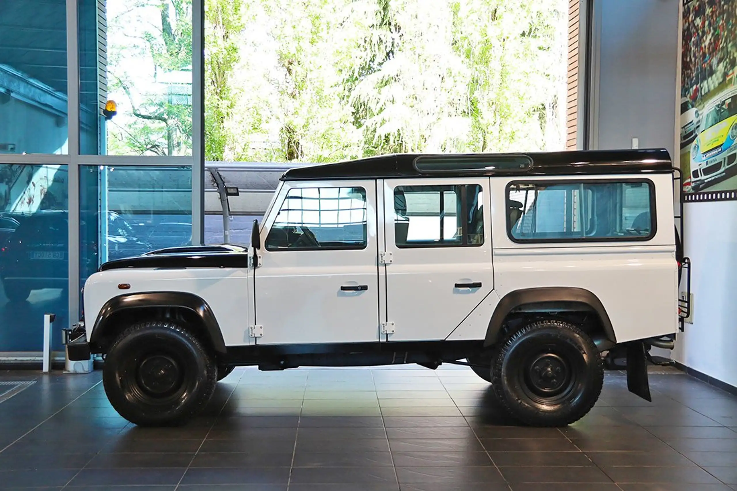 Land Rover - Defender