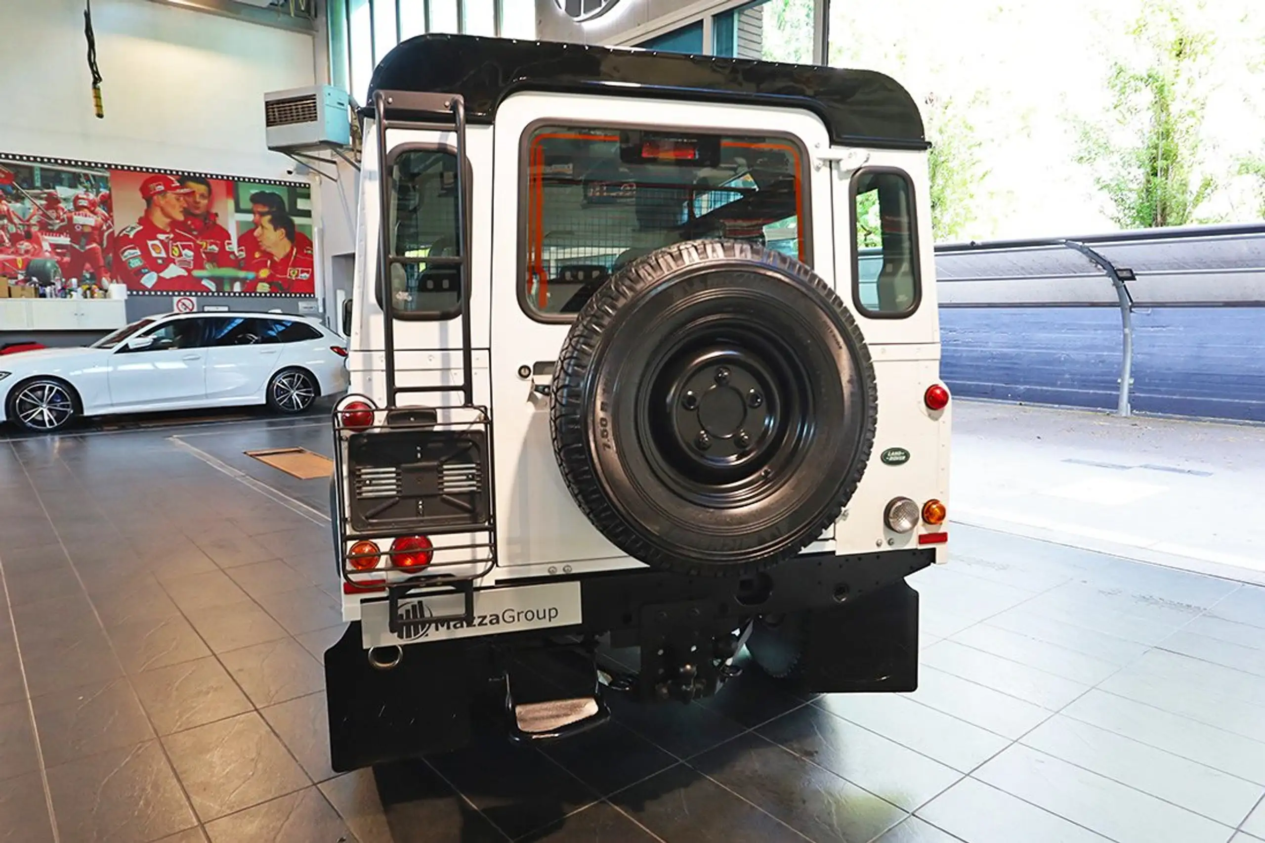 Land Rover - Defender