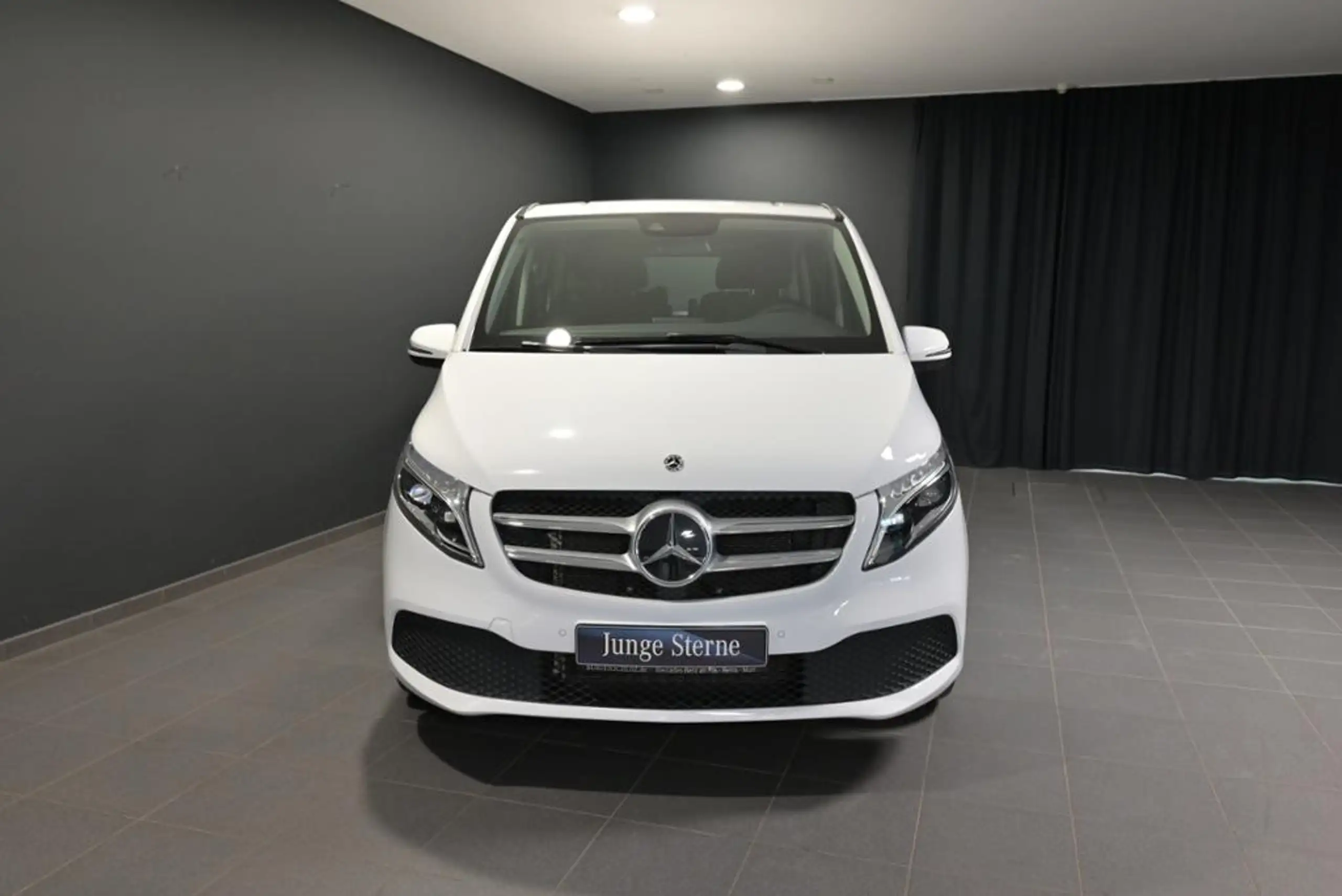 Mercedes-Benz - V 220