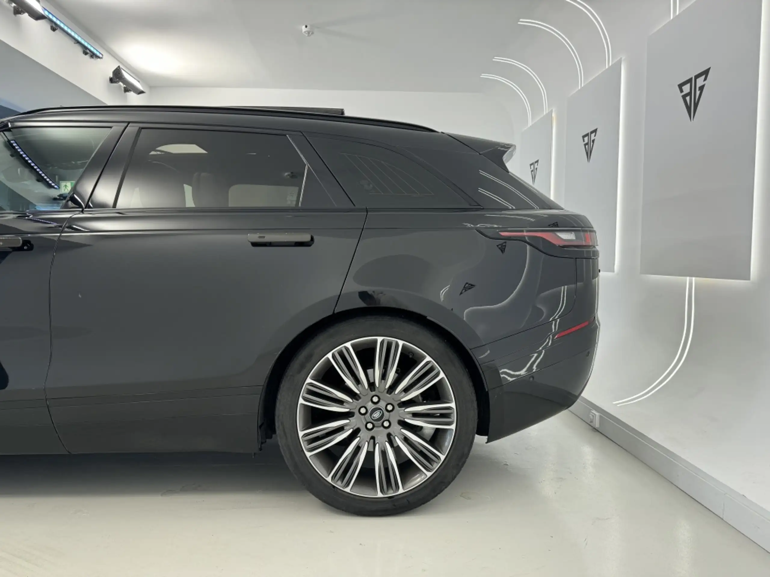 Land Rover - Range Rover Velar